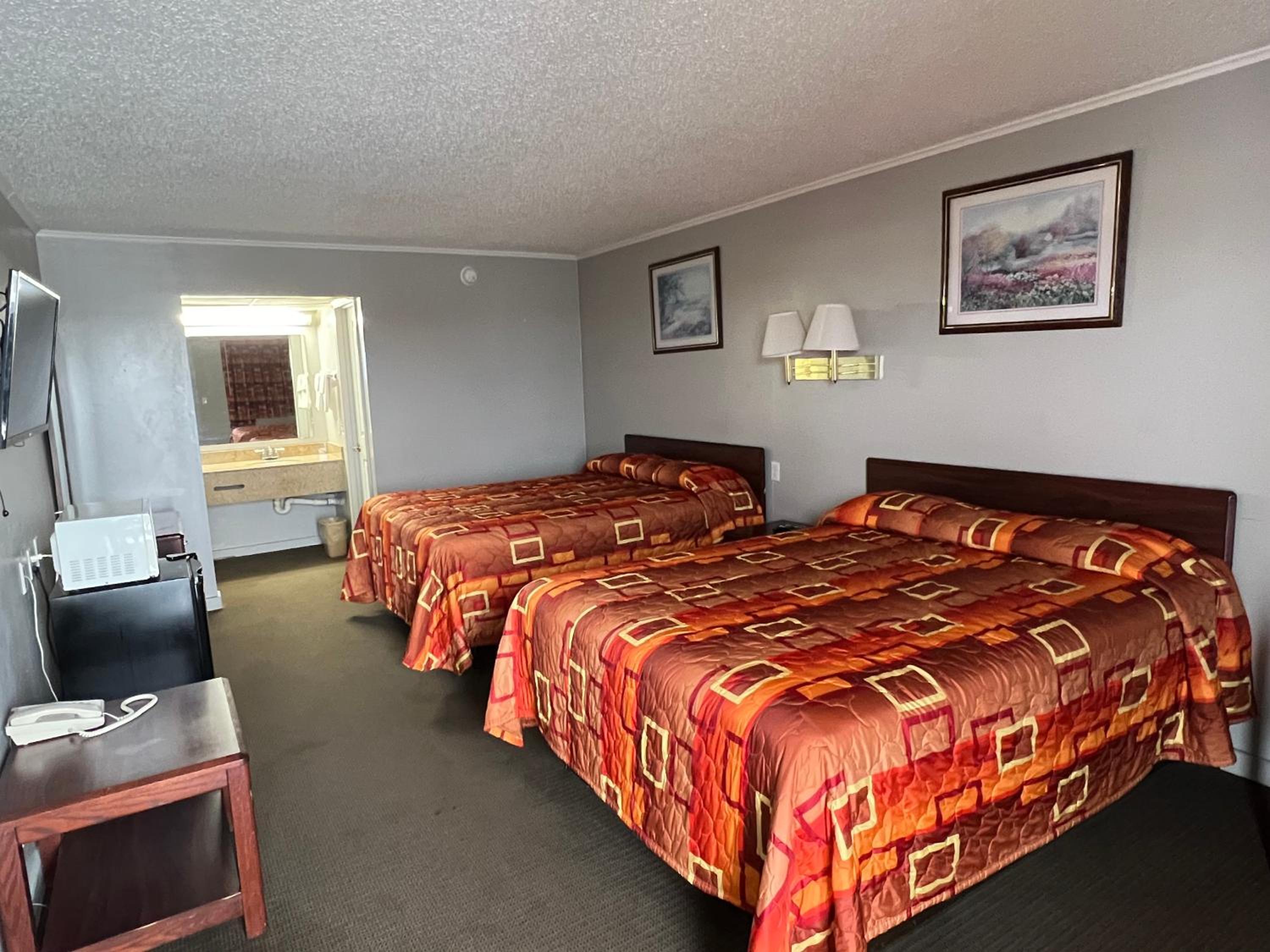 Queen Room with Two Queen Beds - Smoking - Photo 1