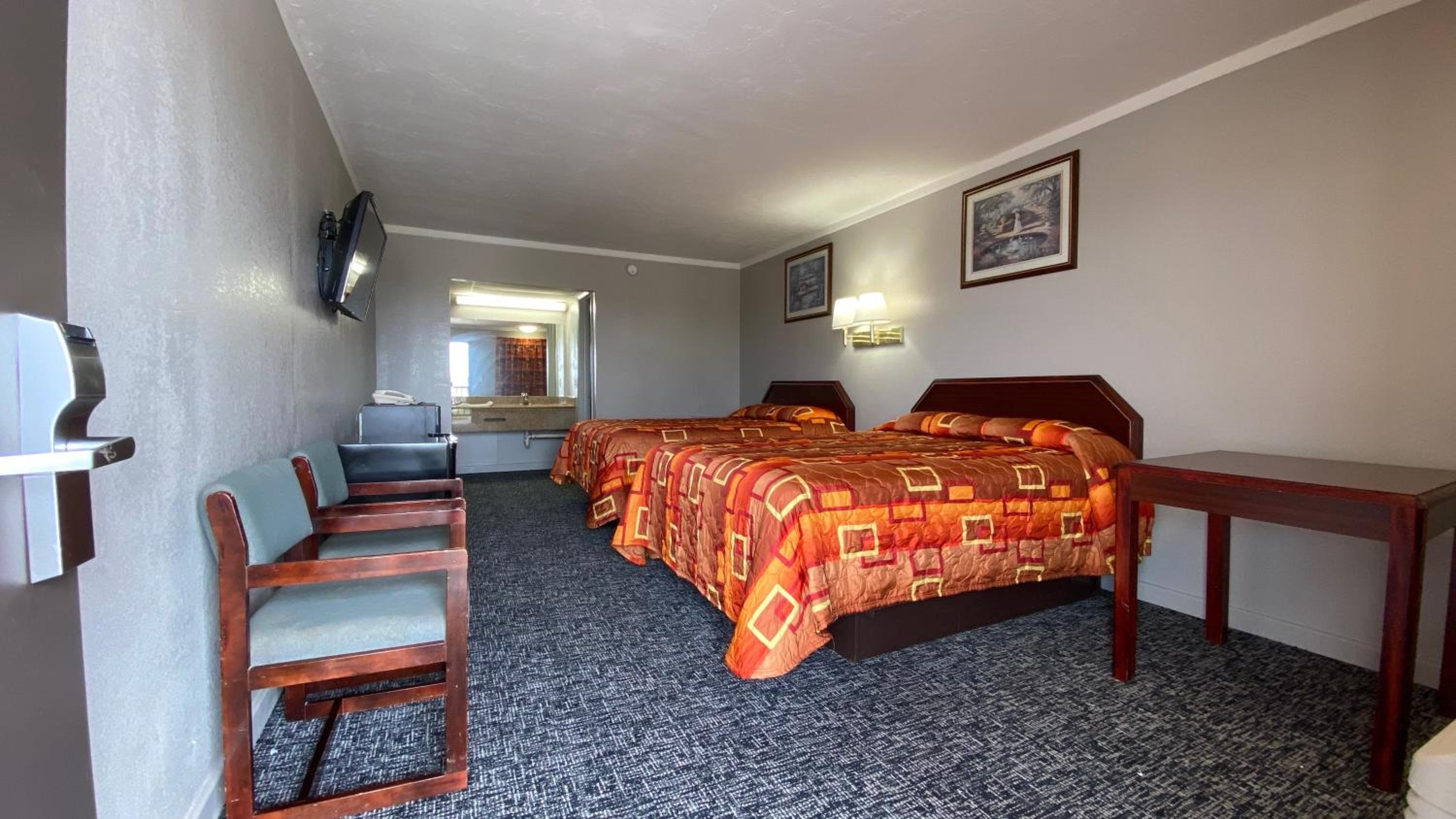 Queen Room with Two Queen Beds - Non-Smoking - Photo 4