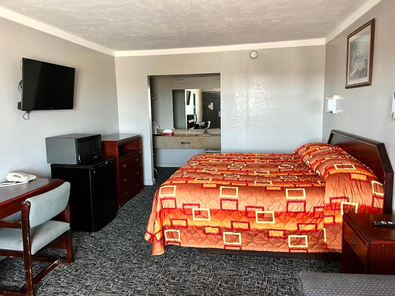 King Room - Non-Smoking - Photo 3