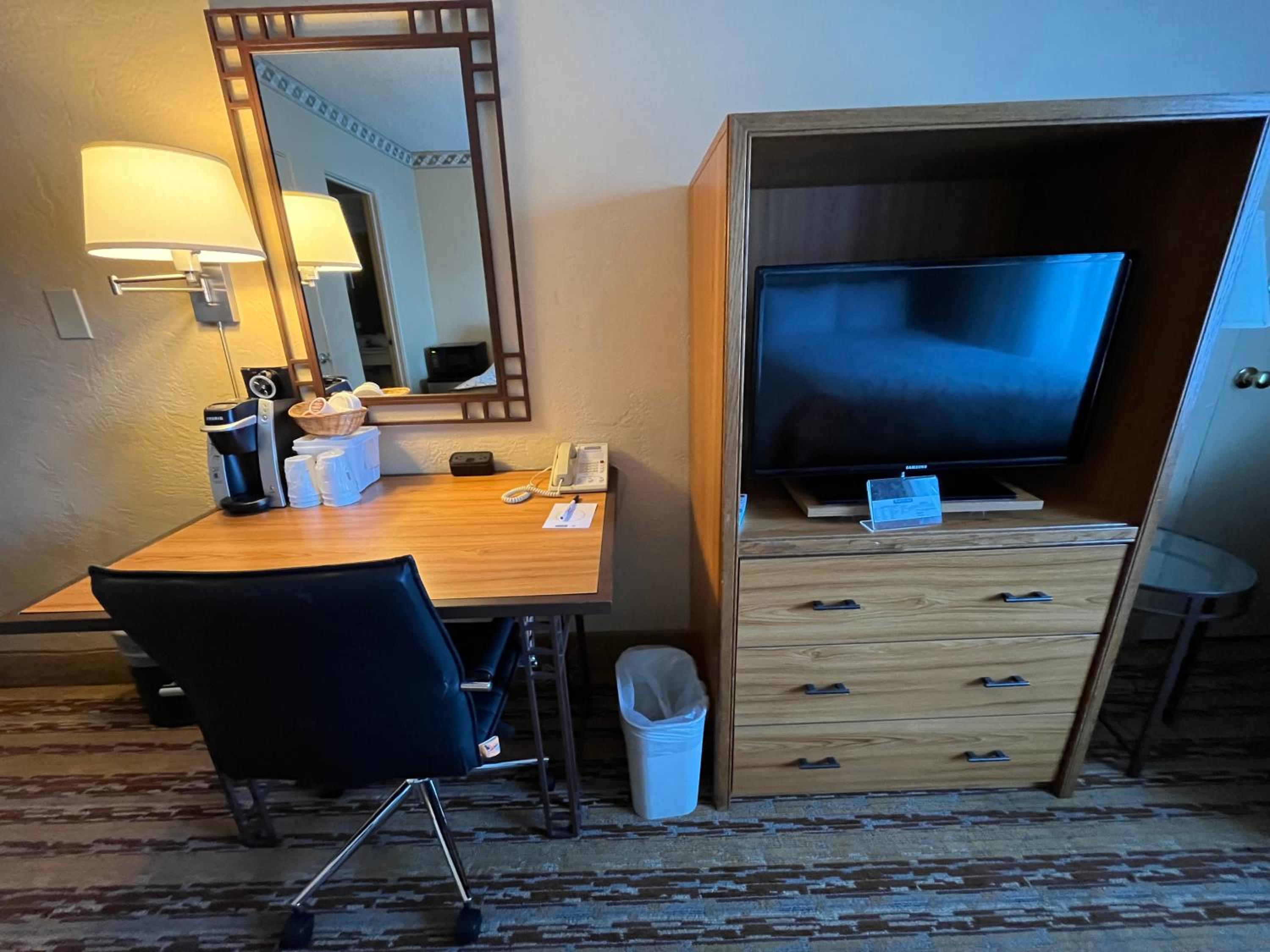 King Room with City View - Non-Smoking photo 3