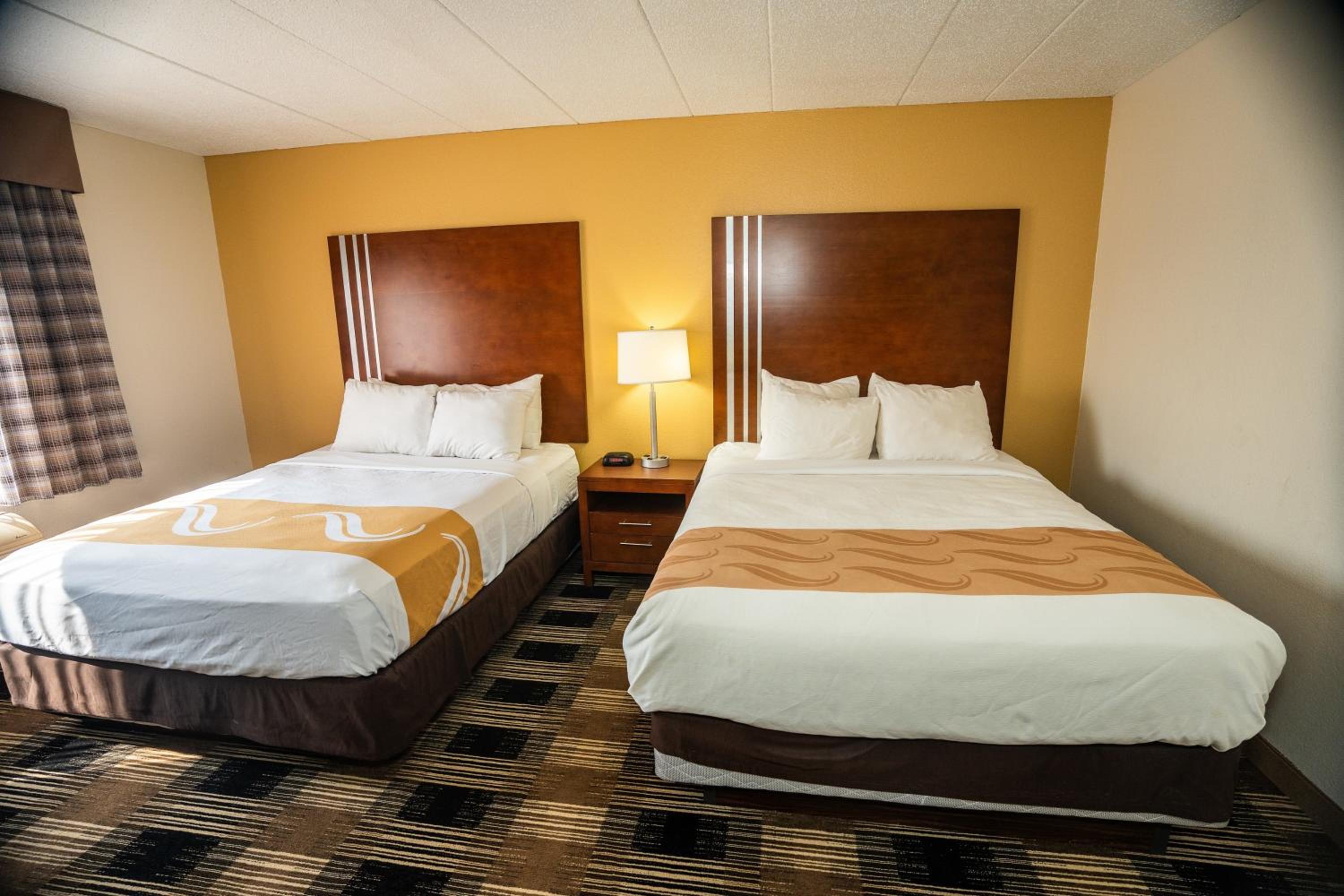 Queen Room with Two Queen Beds - Non-Smoking - Photo 3
