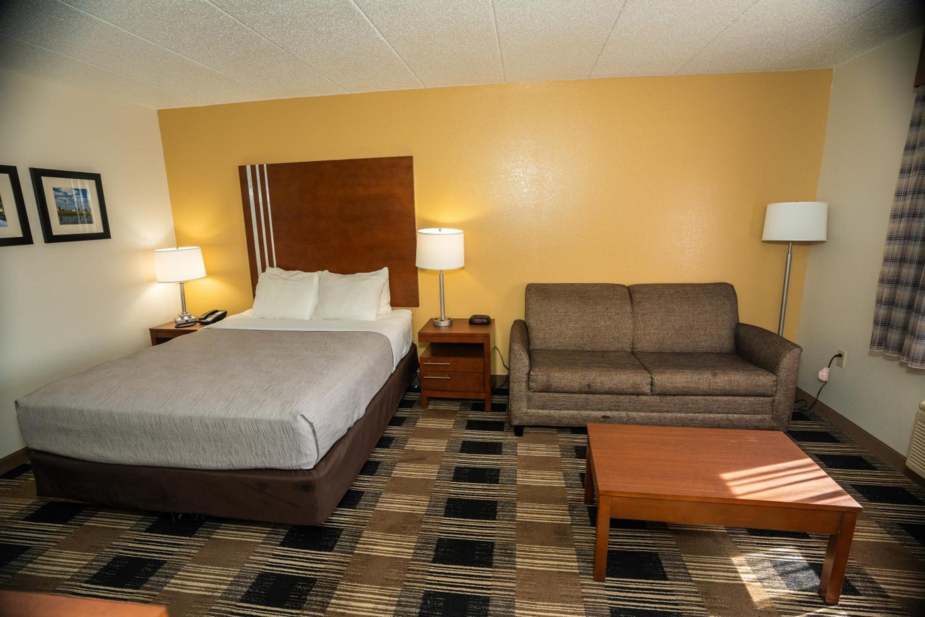 Queen Room - Non-Smoking - Photo 8