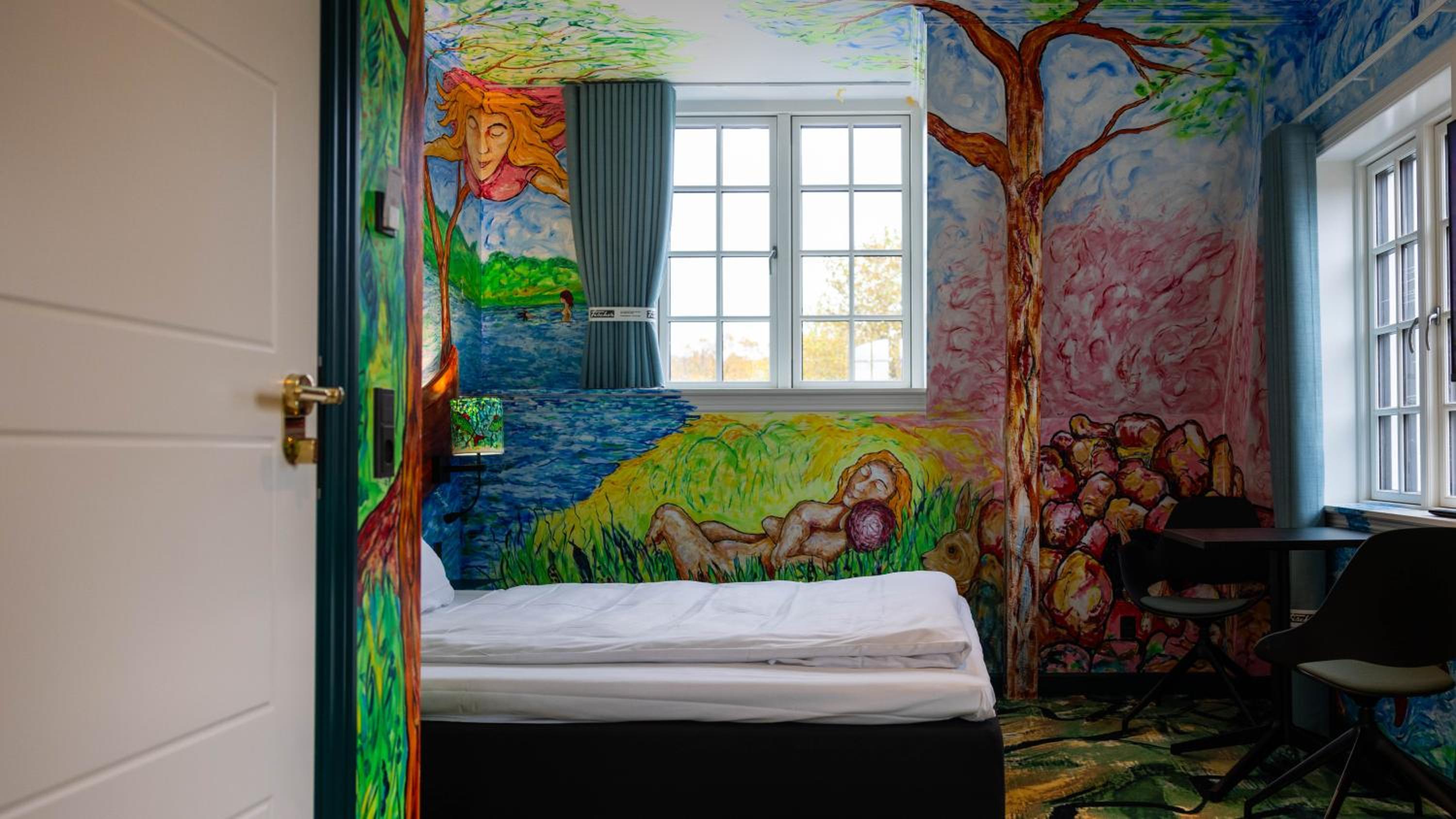 Deluxe King Room - Upper Floor/Non-Smoking photo 2