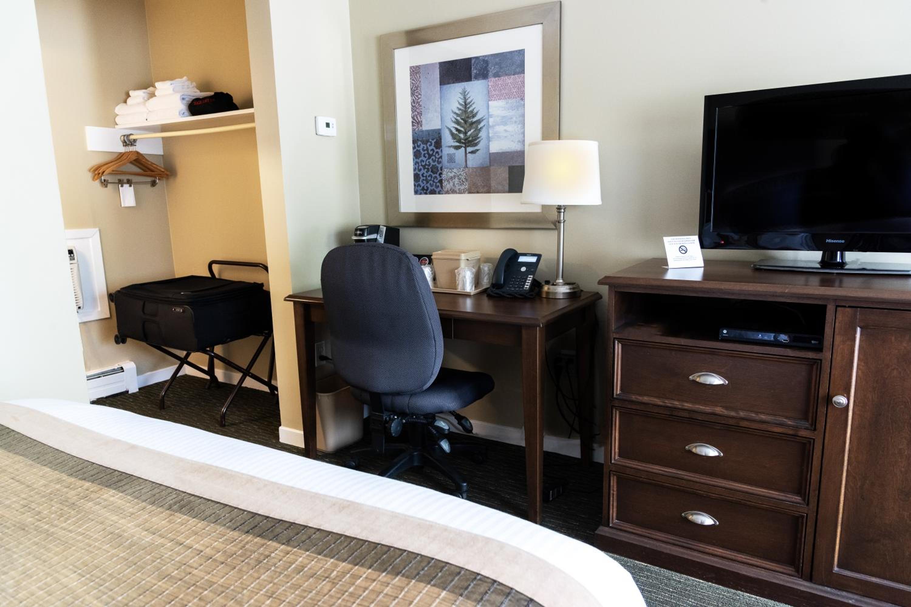 Queen Room with Two Queen Beds photo 2