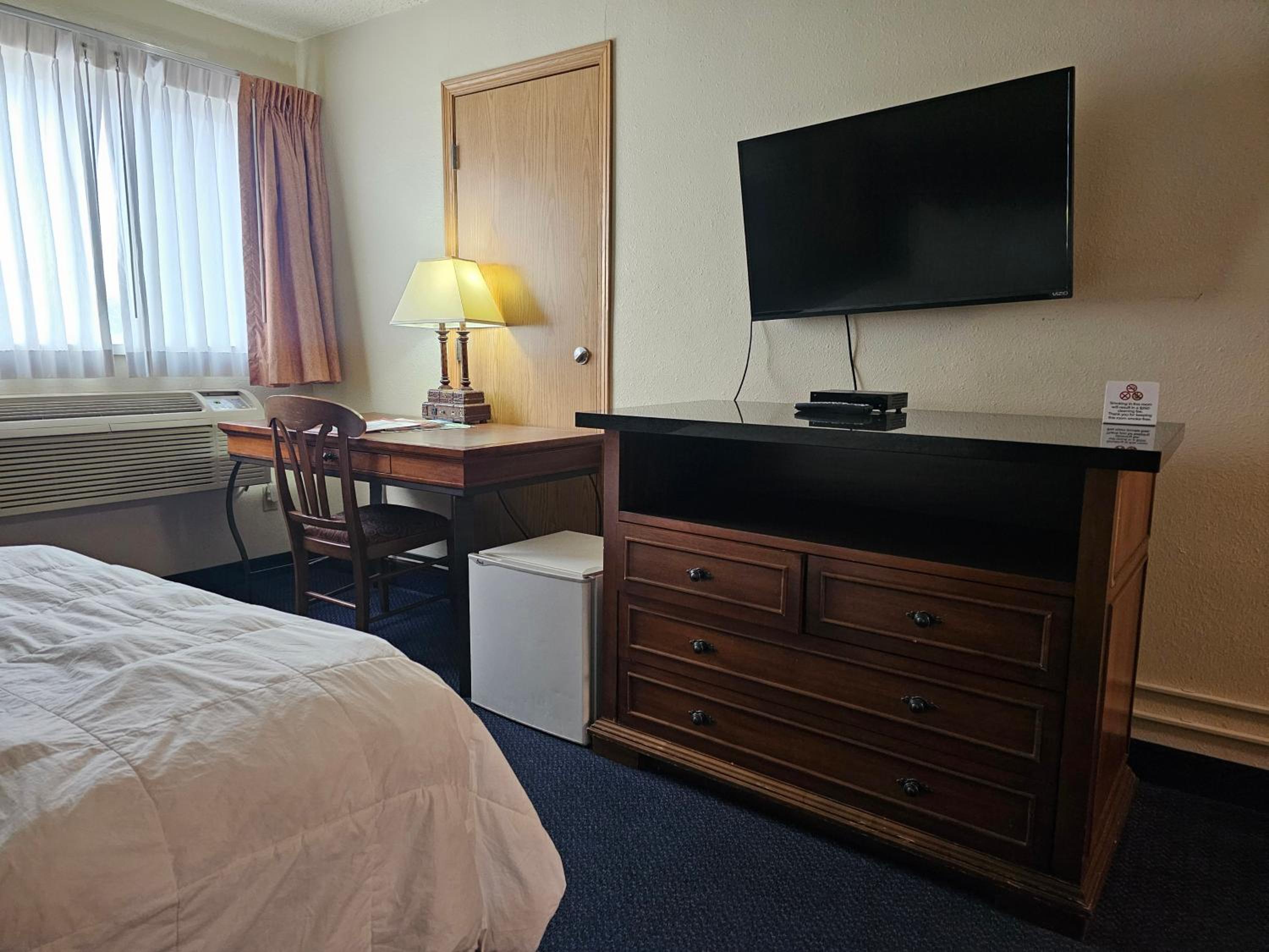 Standard Queen Room with Two Queen Beds - Photo 6