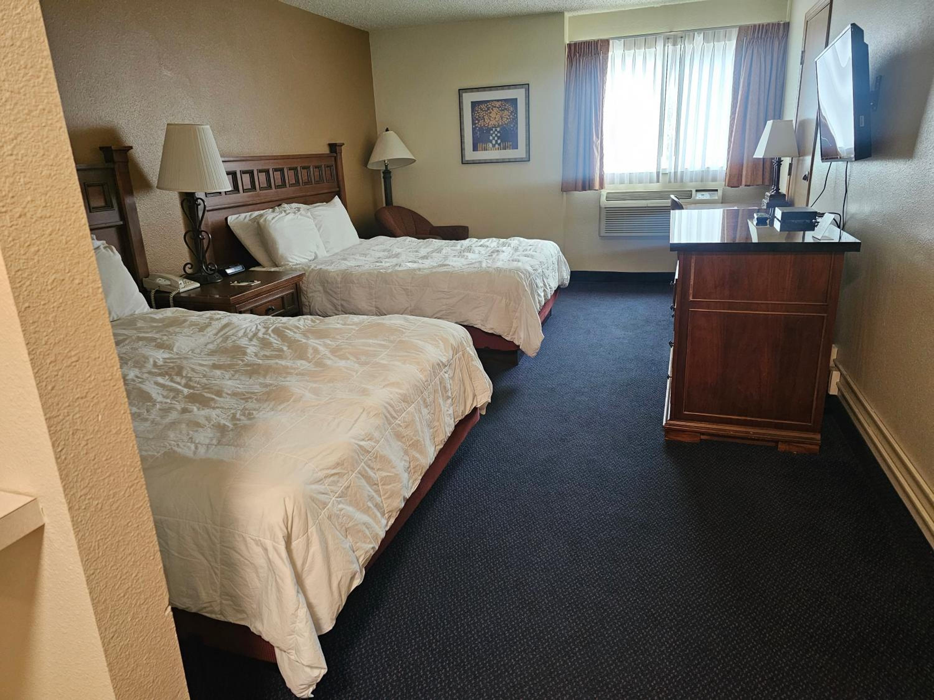 Standard Queen Room with Two Queen Beds - Photo 3