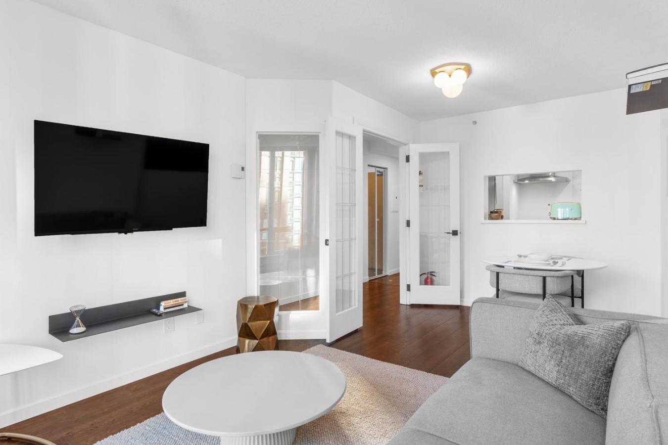 One-Bedroom Apartment photo 2
