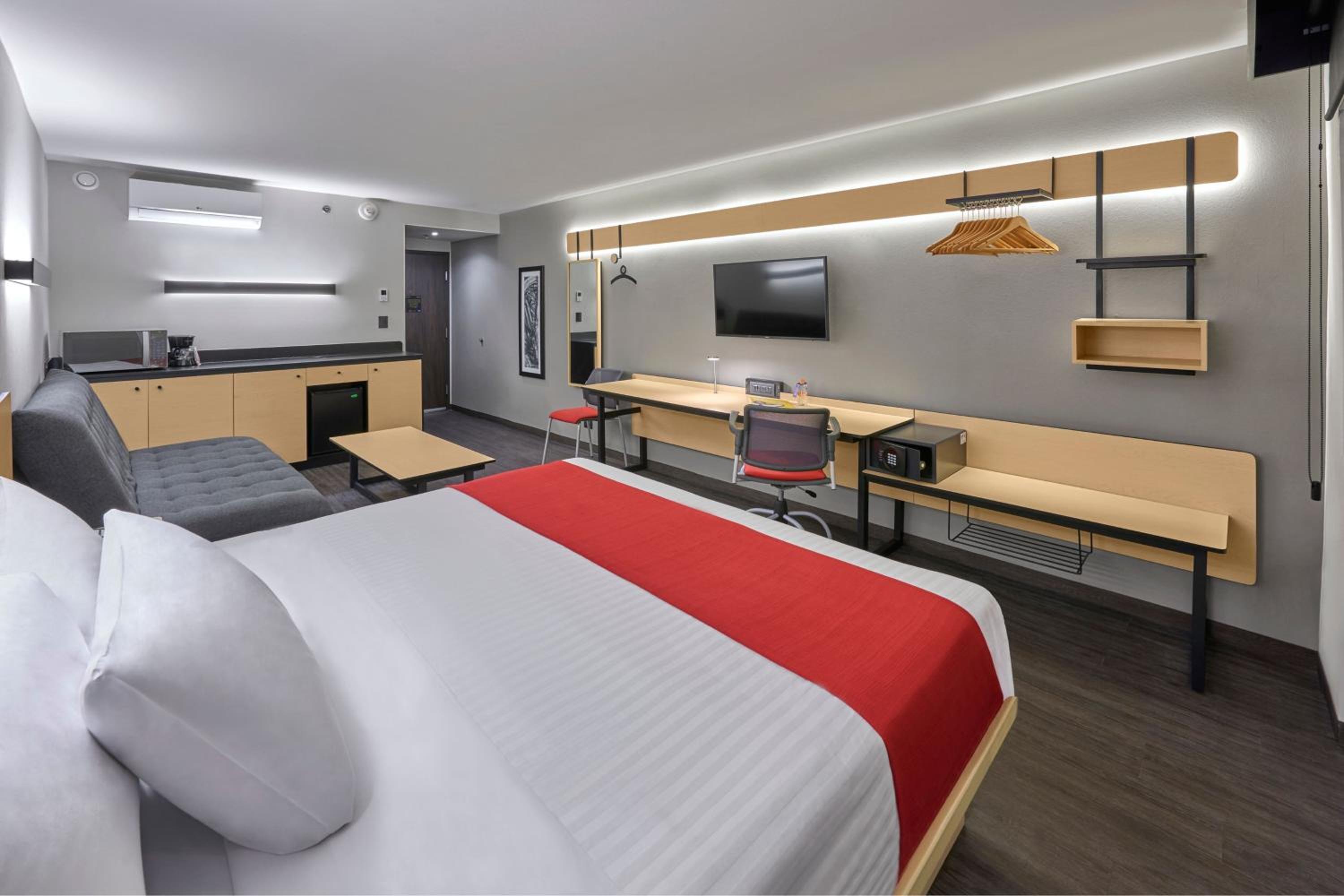 Superior King Room with Sofa Bed - Photo 3