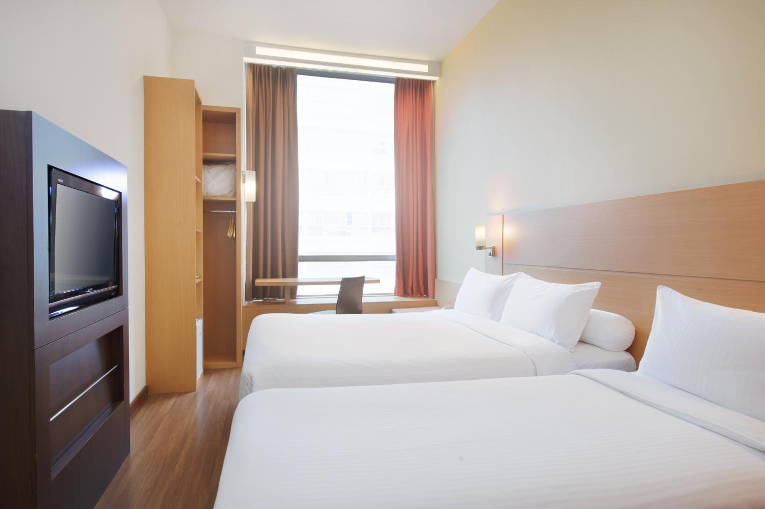 Standard Family Room with 1 Queen Bed & 1 Single Bed photo 1