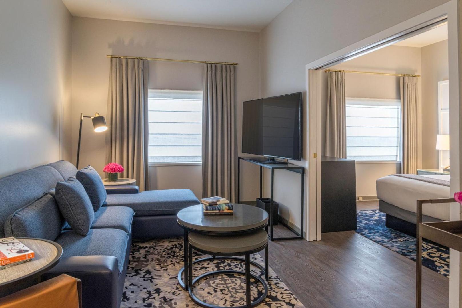 One-Bedroom Suite - Photo 4