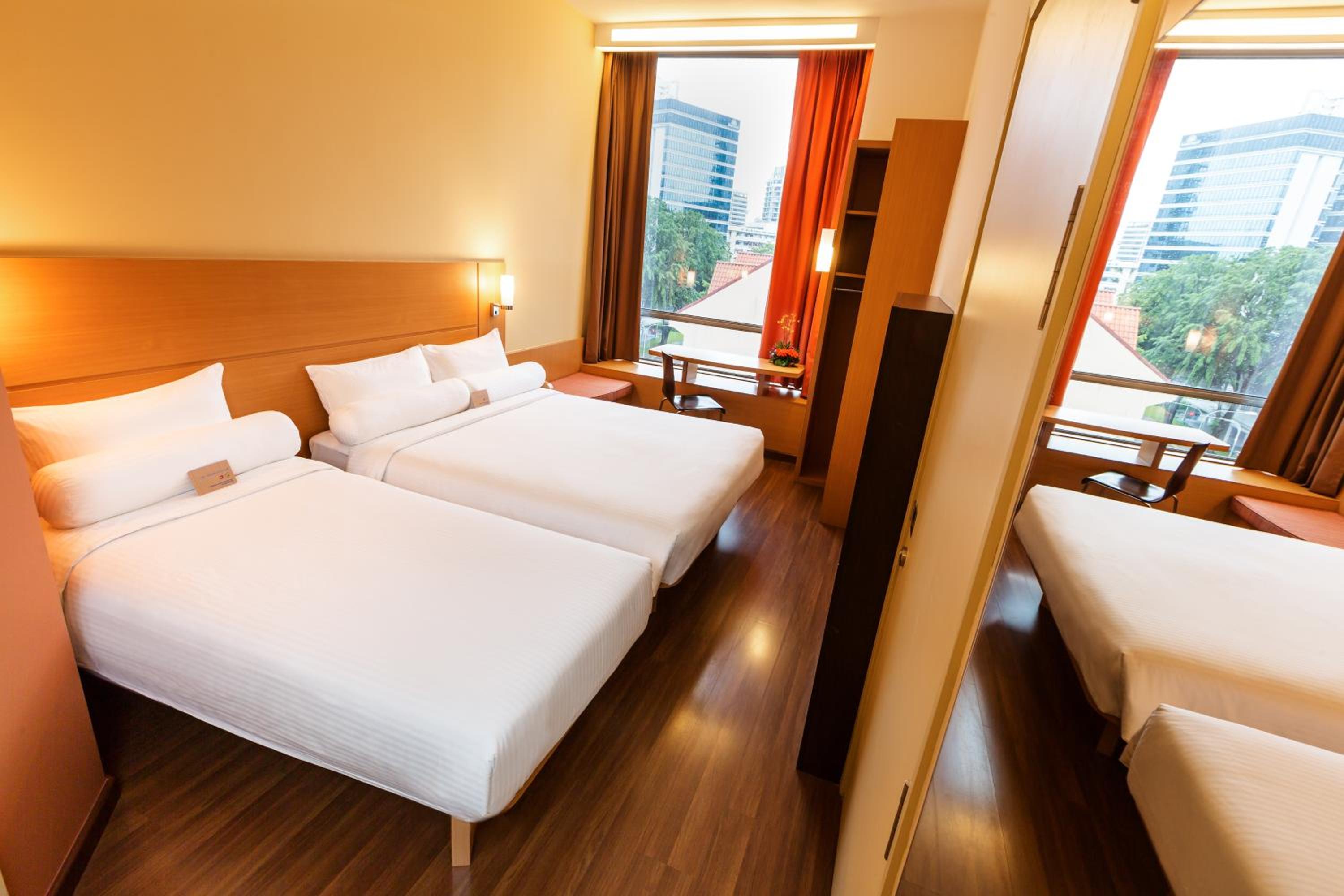 Standard Family Room with 1 Queen Bed & 1 Single Bed photo 2