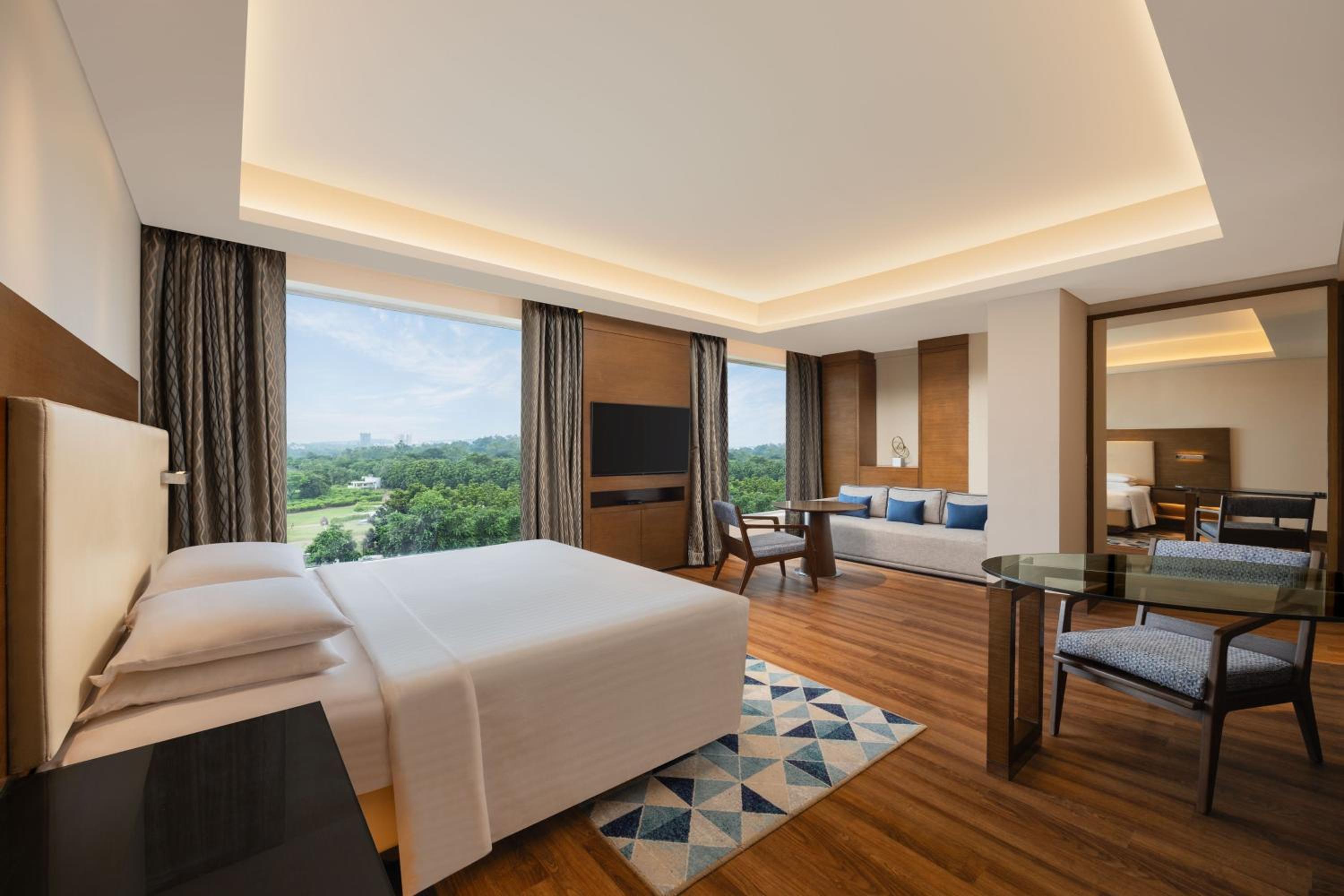 Junior Suite, 1 King, City View, Executive Lounge Access, 2 pieces laundry per day