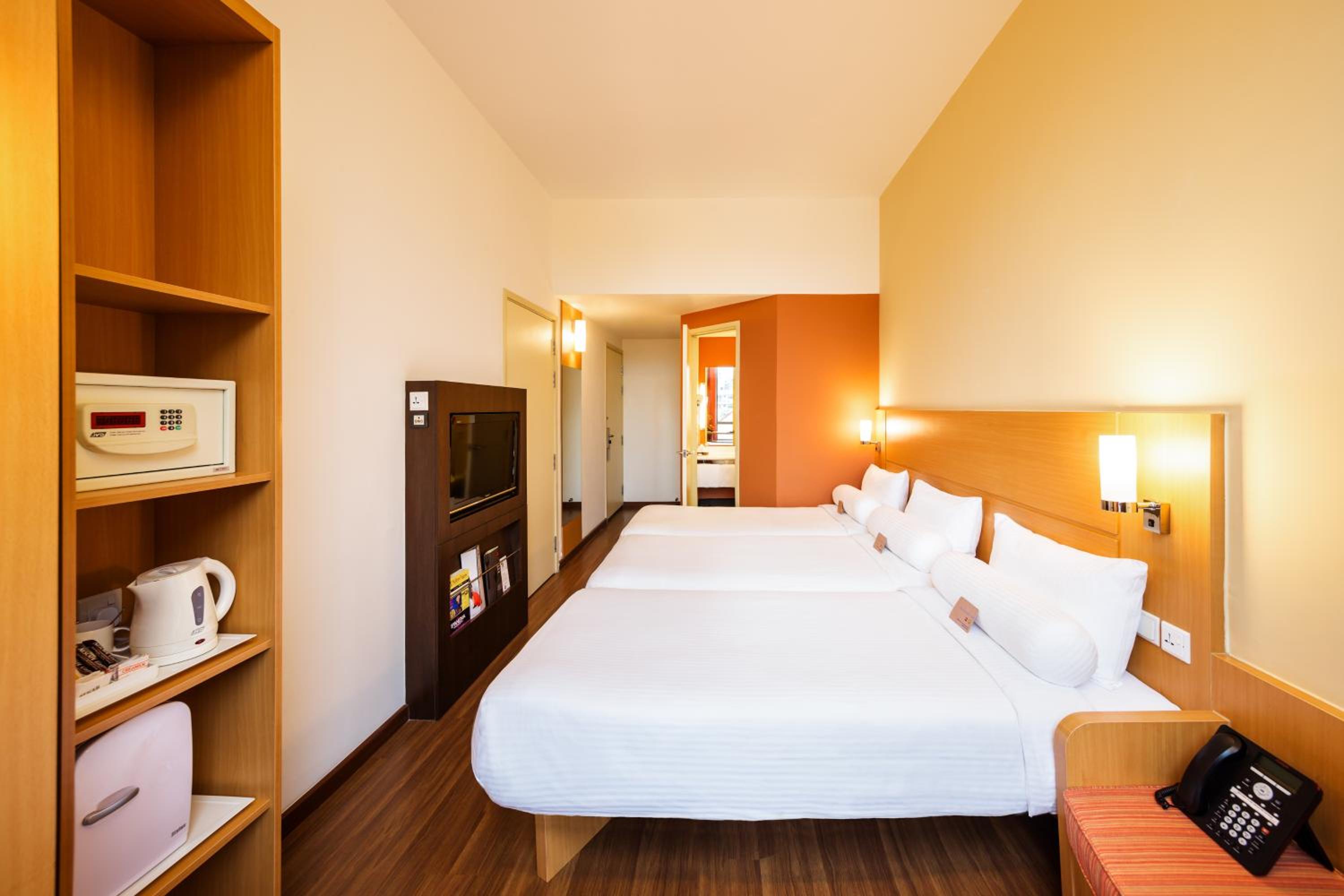 Standard Triple Room with 3 Single Beds photo 2