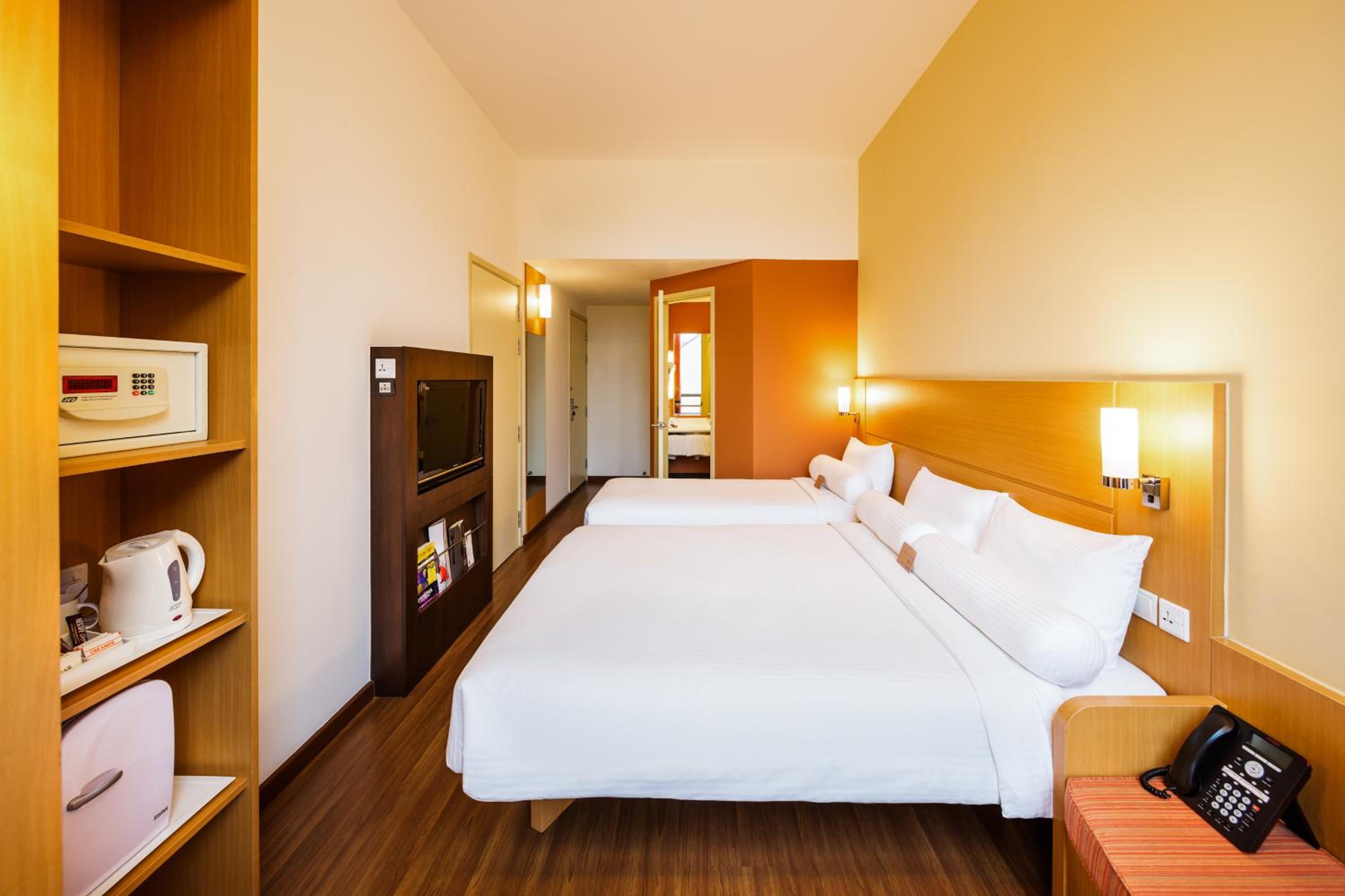 Standard Family Room with 1 Queen Bed & 1 Single Bed photo 2