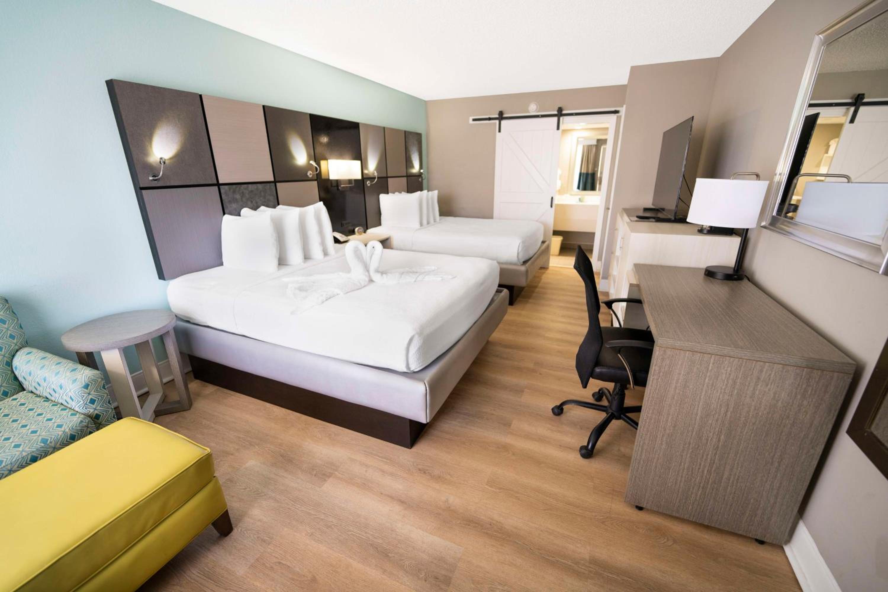 Queen Room with Two Queen Beds - Photo 5
