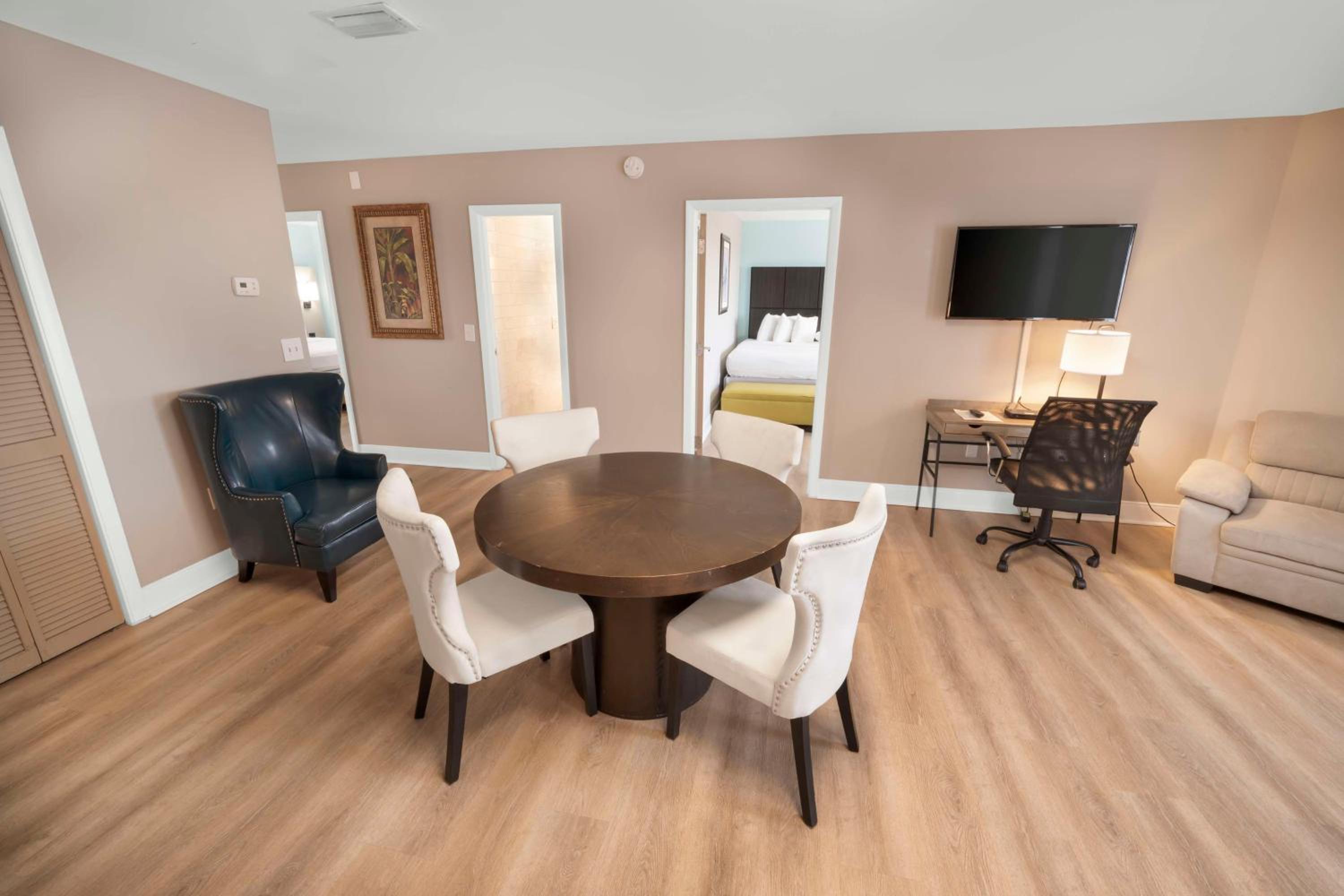 King Suite with Kitchen and Balcony - Non-Smoking - Photo 1