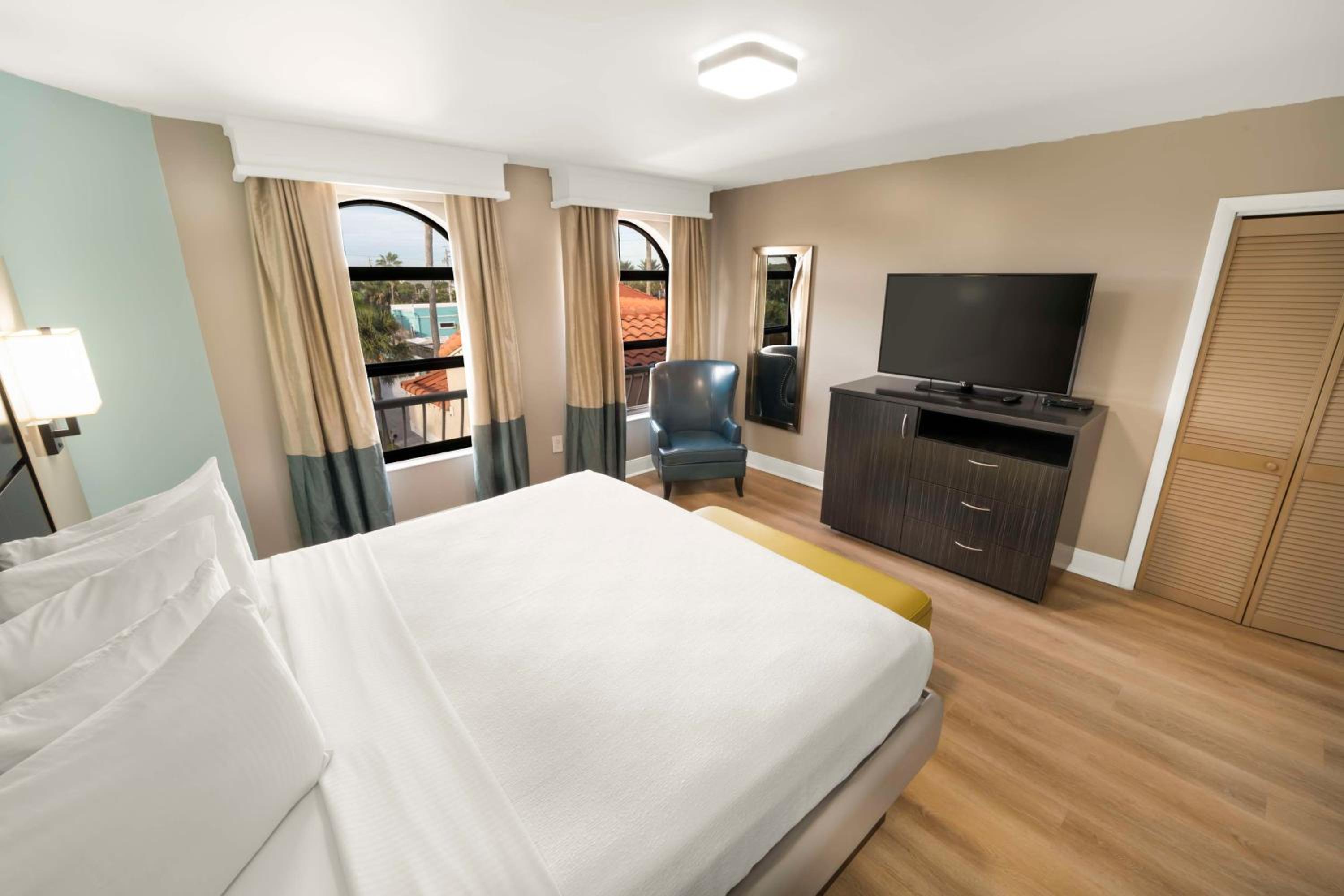 King Suite with Kitchen and Balcony - Non-Smoking - Photo 9