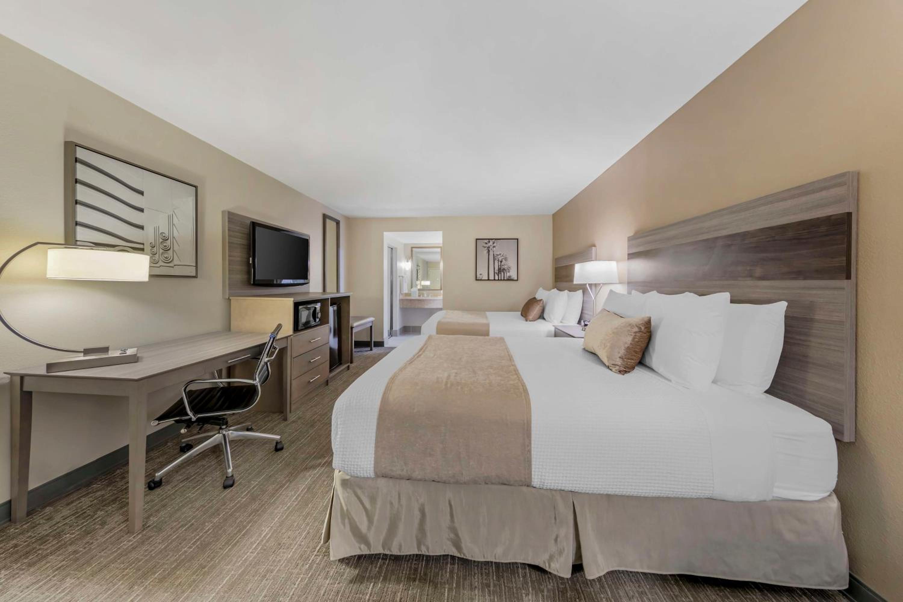 Queen Room with Two Queen Beds - Non-Smoking - Photo 3