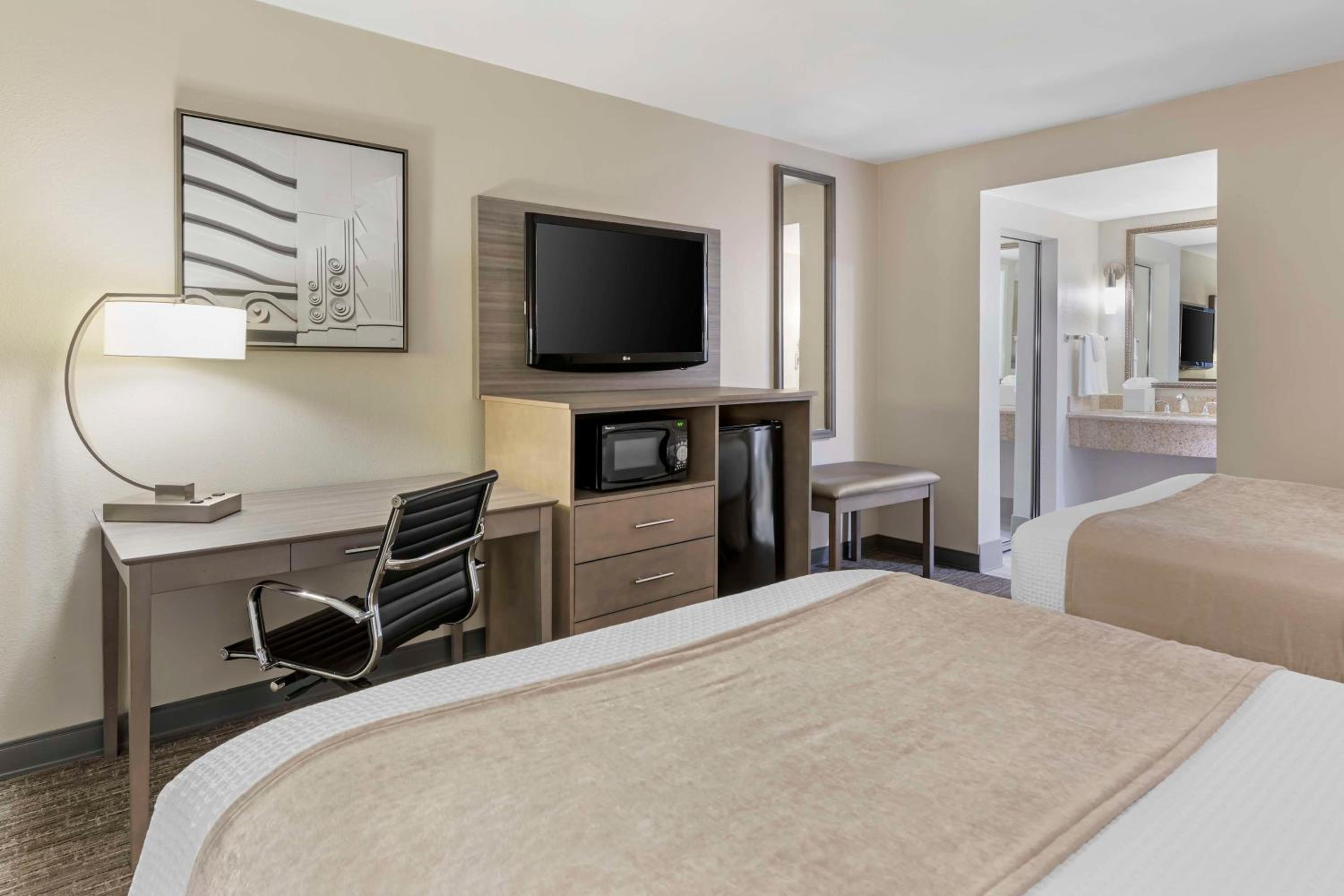 Queen Room with Two Queen Beds - Non-Smoking - Photo 4