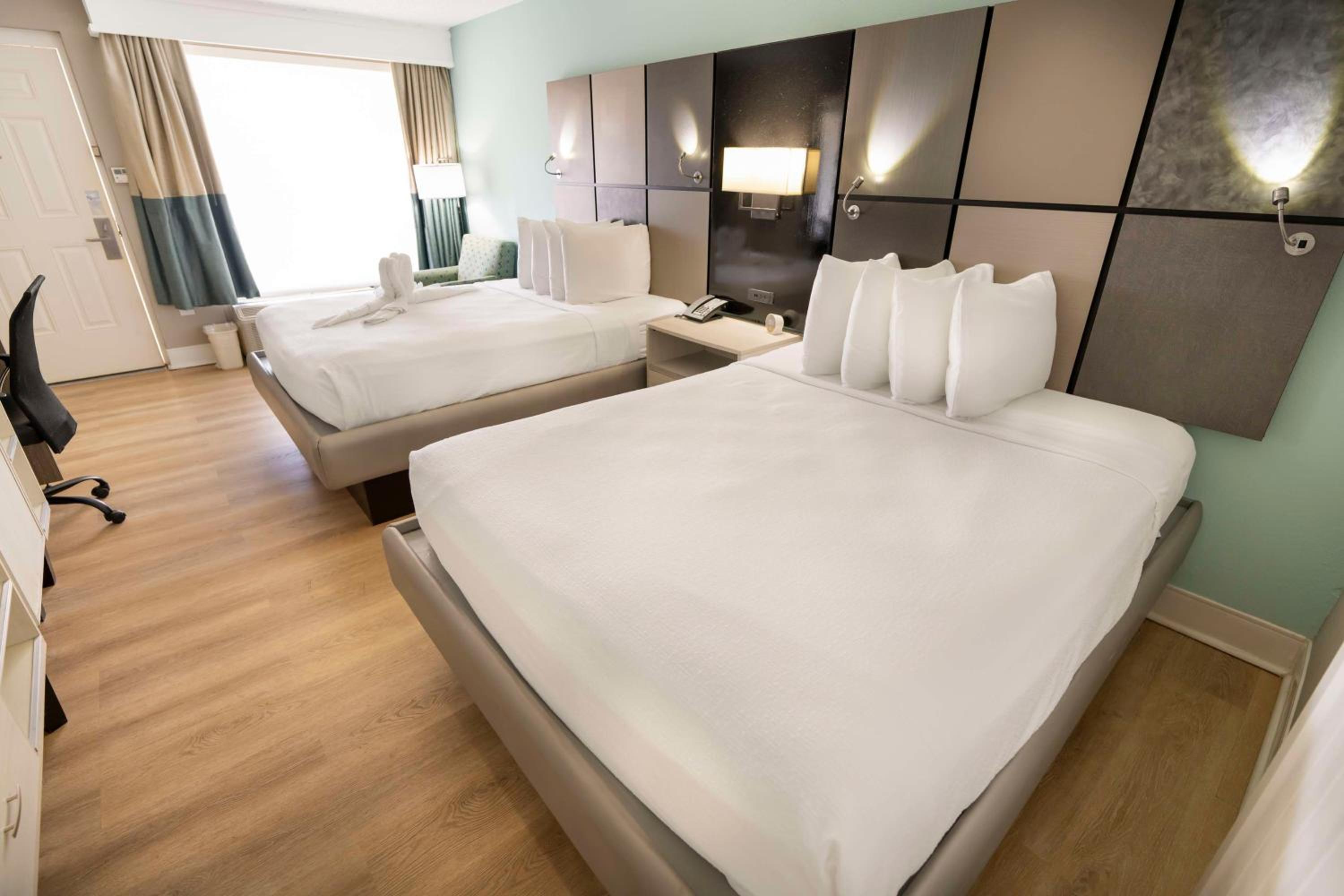 Queen Room with Two Queen Beds - Photo 1