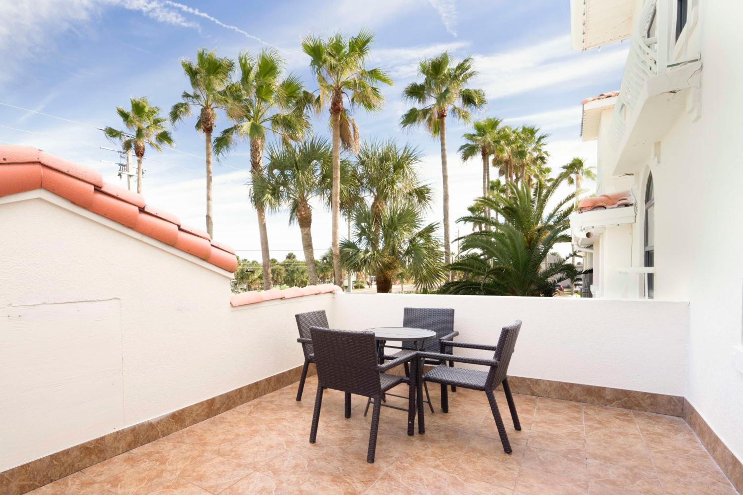 King Suite with Kitchen and Balcony - Non-Smoking - Photo 8