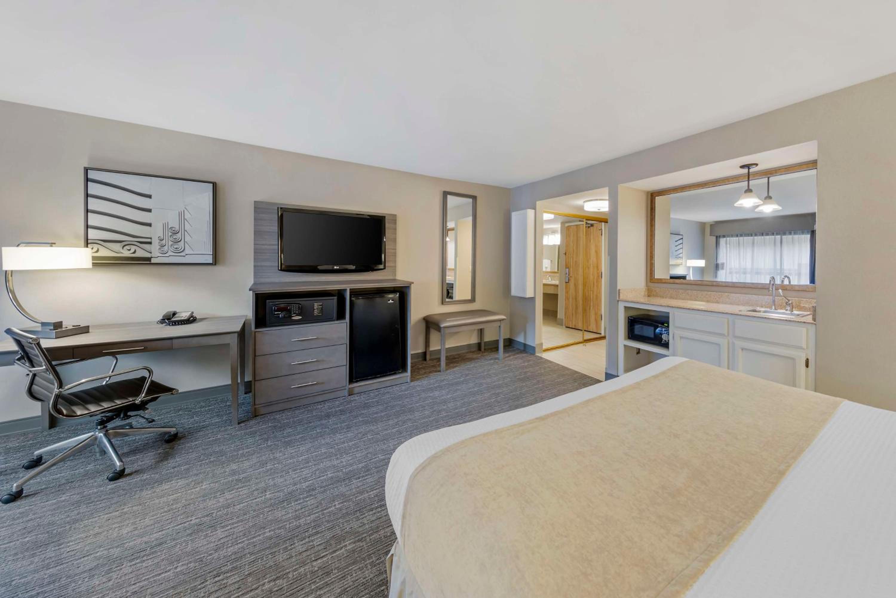 King Suite - Non-Smoking - Photo 7