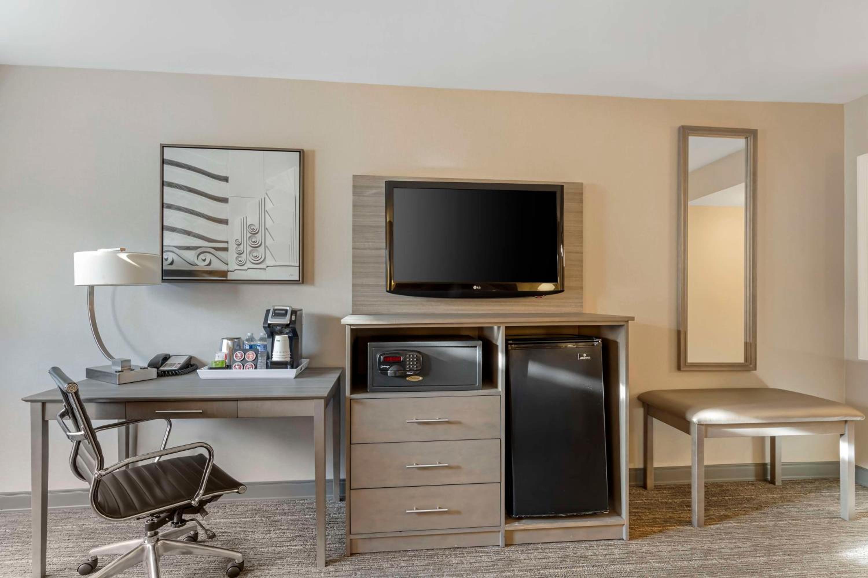 King Suite - Non-Smoking - Photo 2