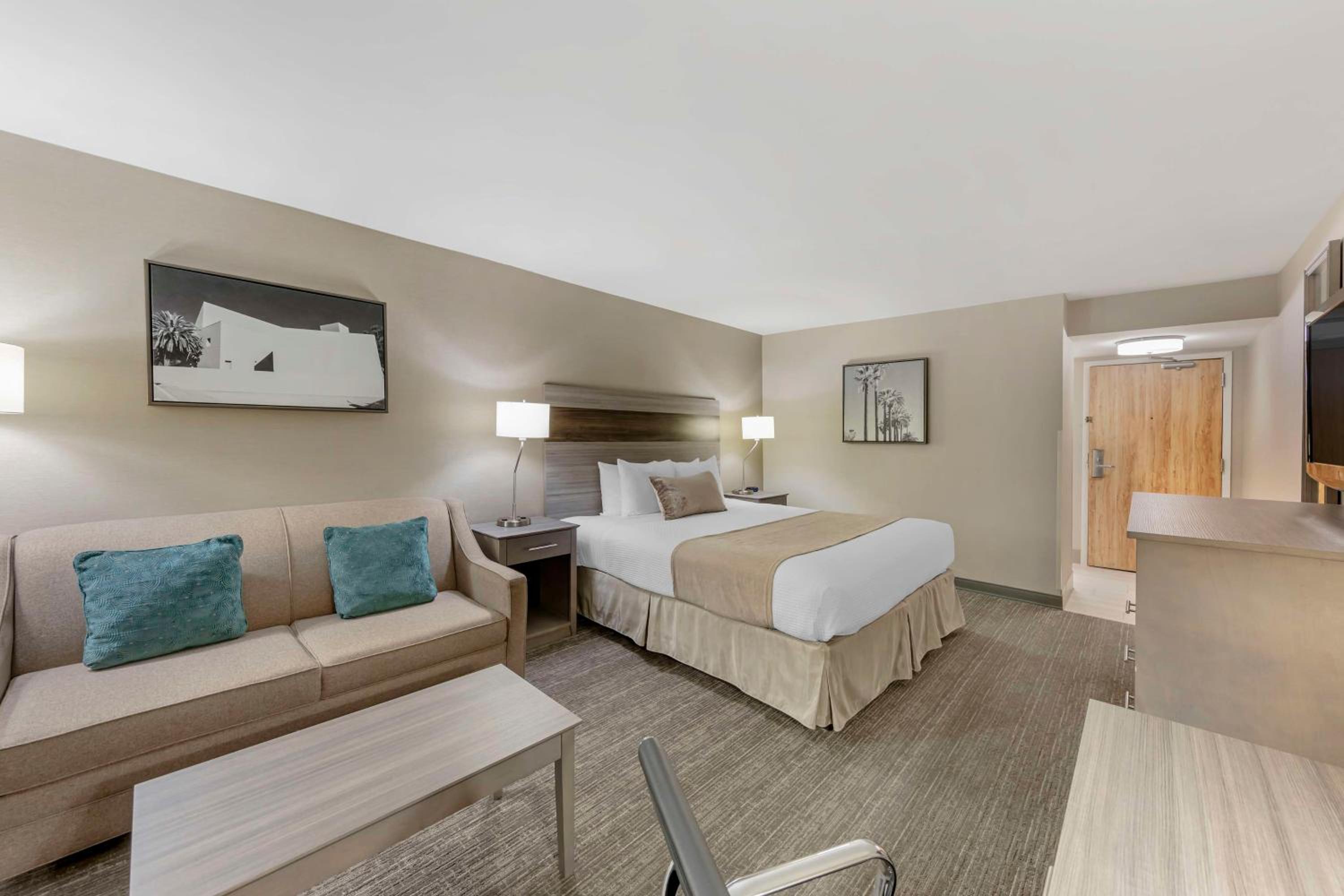 Deluxe King Room with Sofa Bed - Non-Smoking - Photo 2