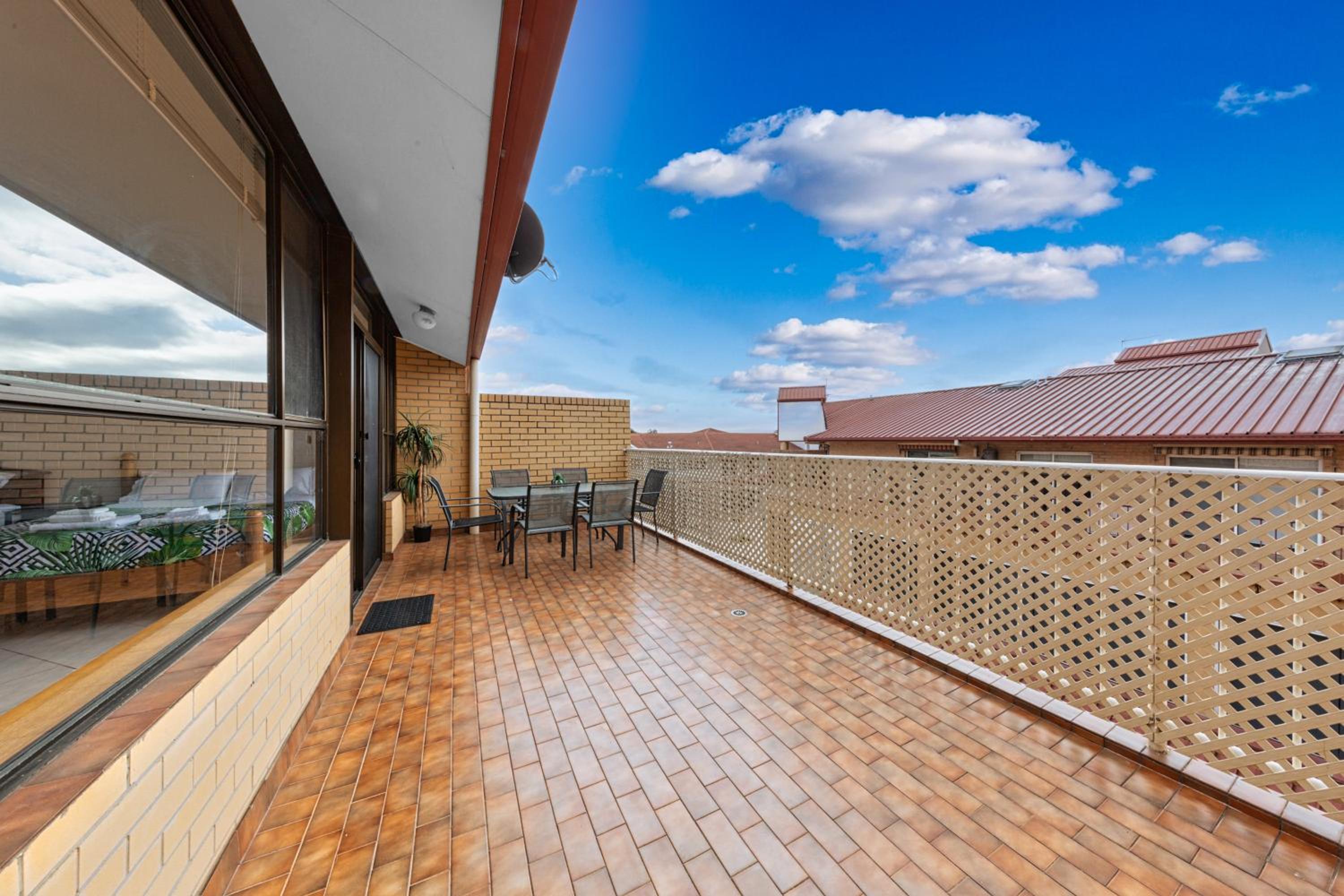Apartment with Balcony photo 3