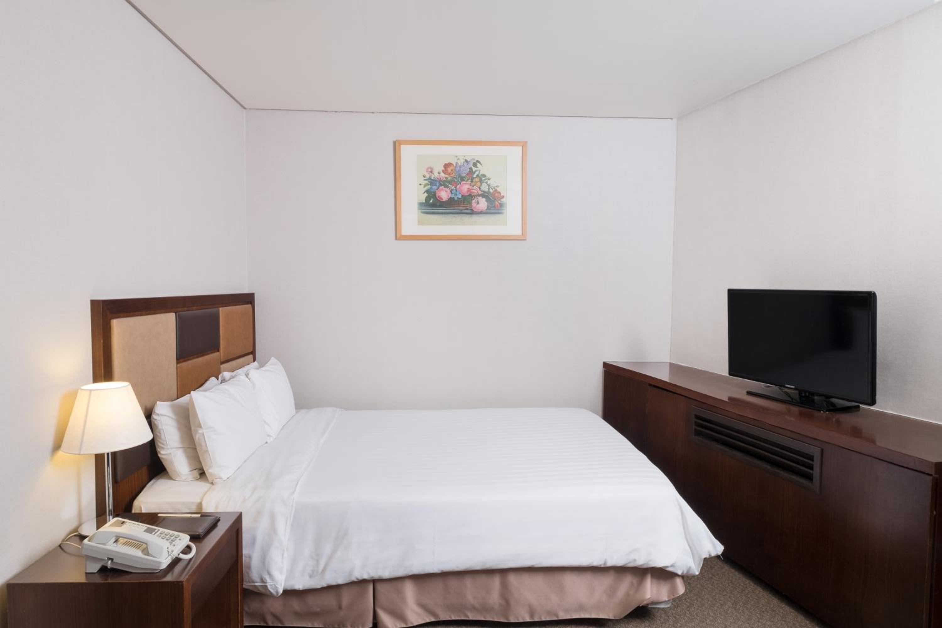 Economy Double Room -  No Window - Photo 2