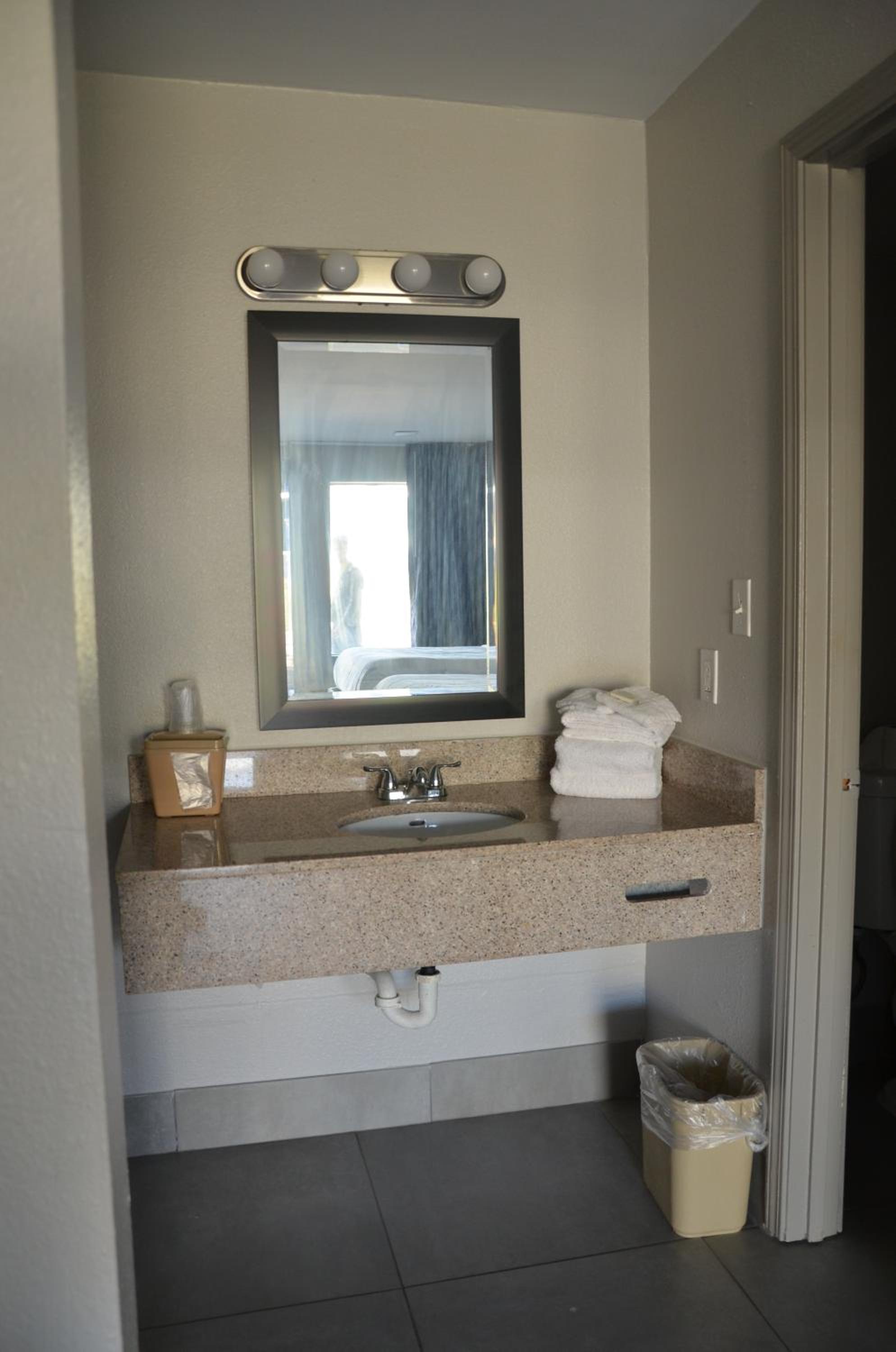Standard King Room photo 2