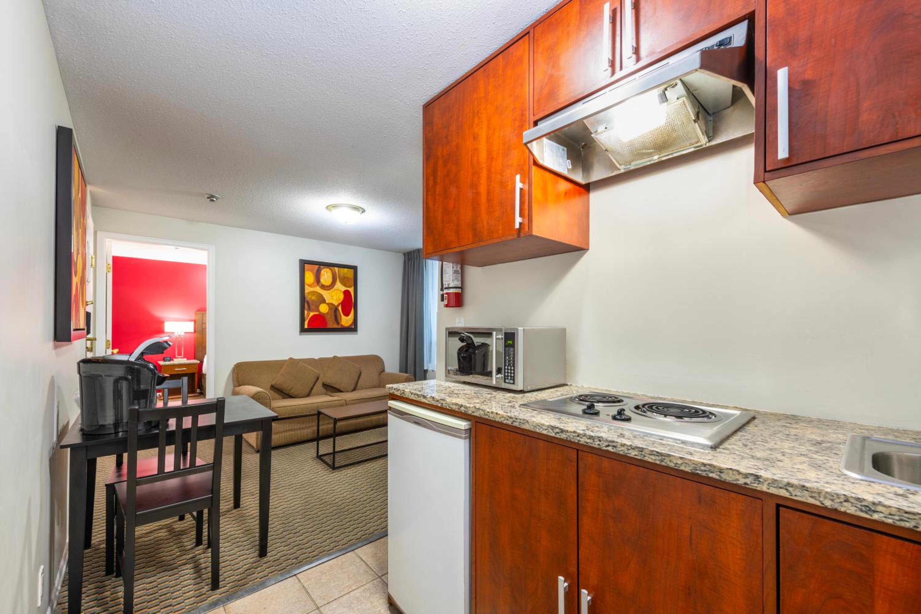 One-Bedroom Queen Suite - Non-Smoking - Photo 5