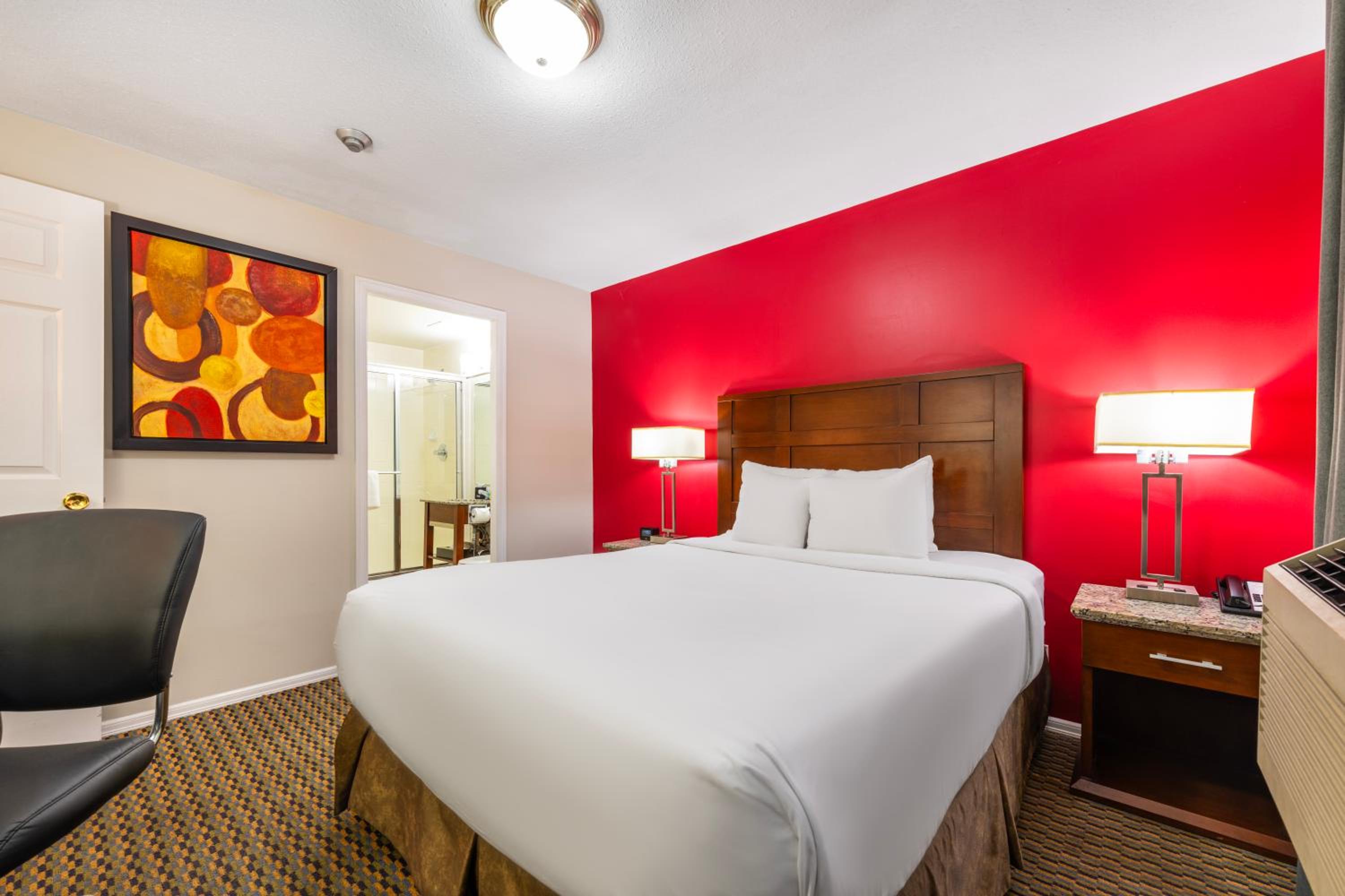One-Bedroom Queen Suite - Non-Smoking - Photo 4