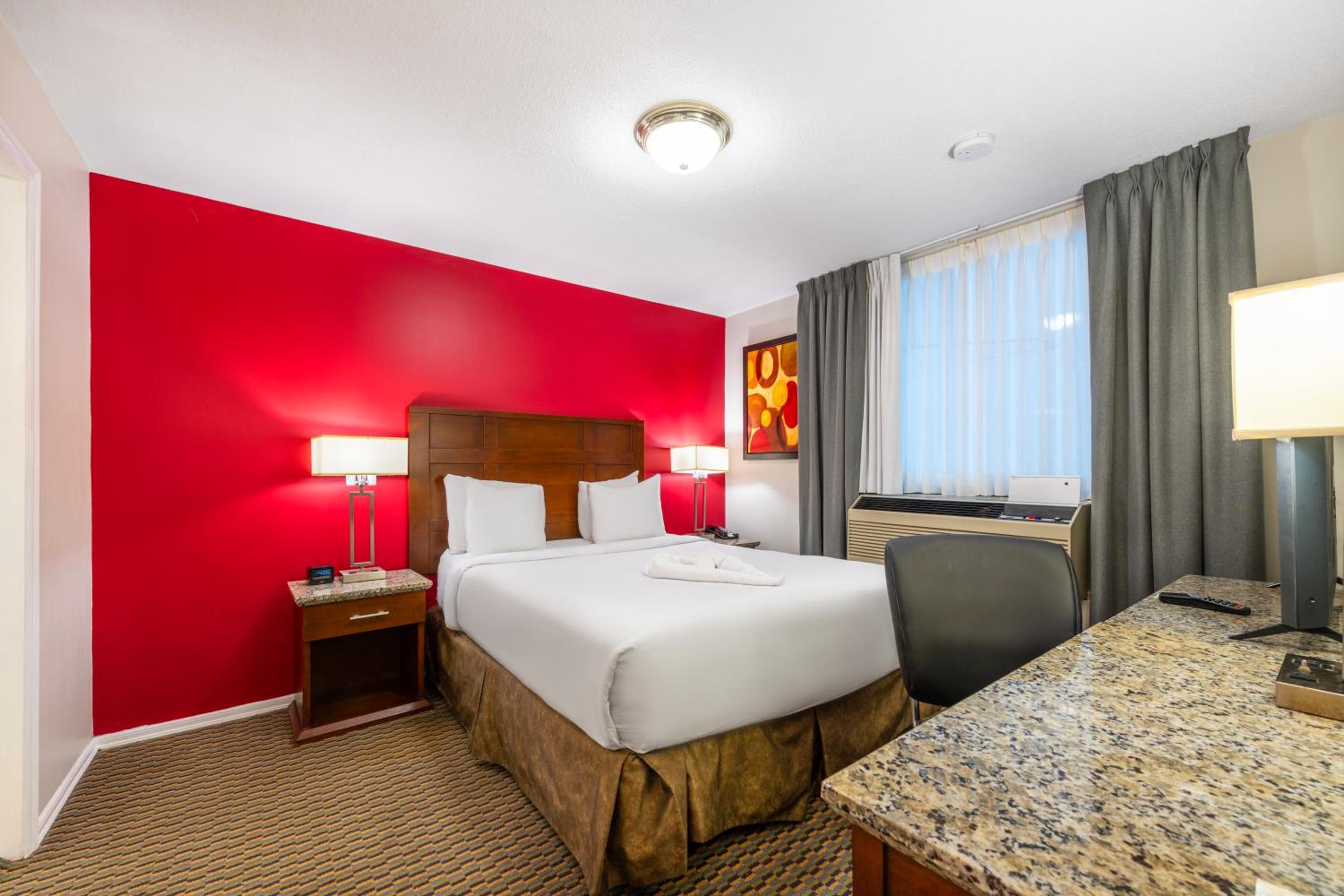 One-Bedroom Queen Suite - Non-Smoking - Photo 2