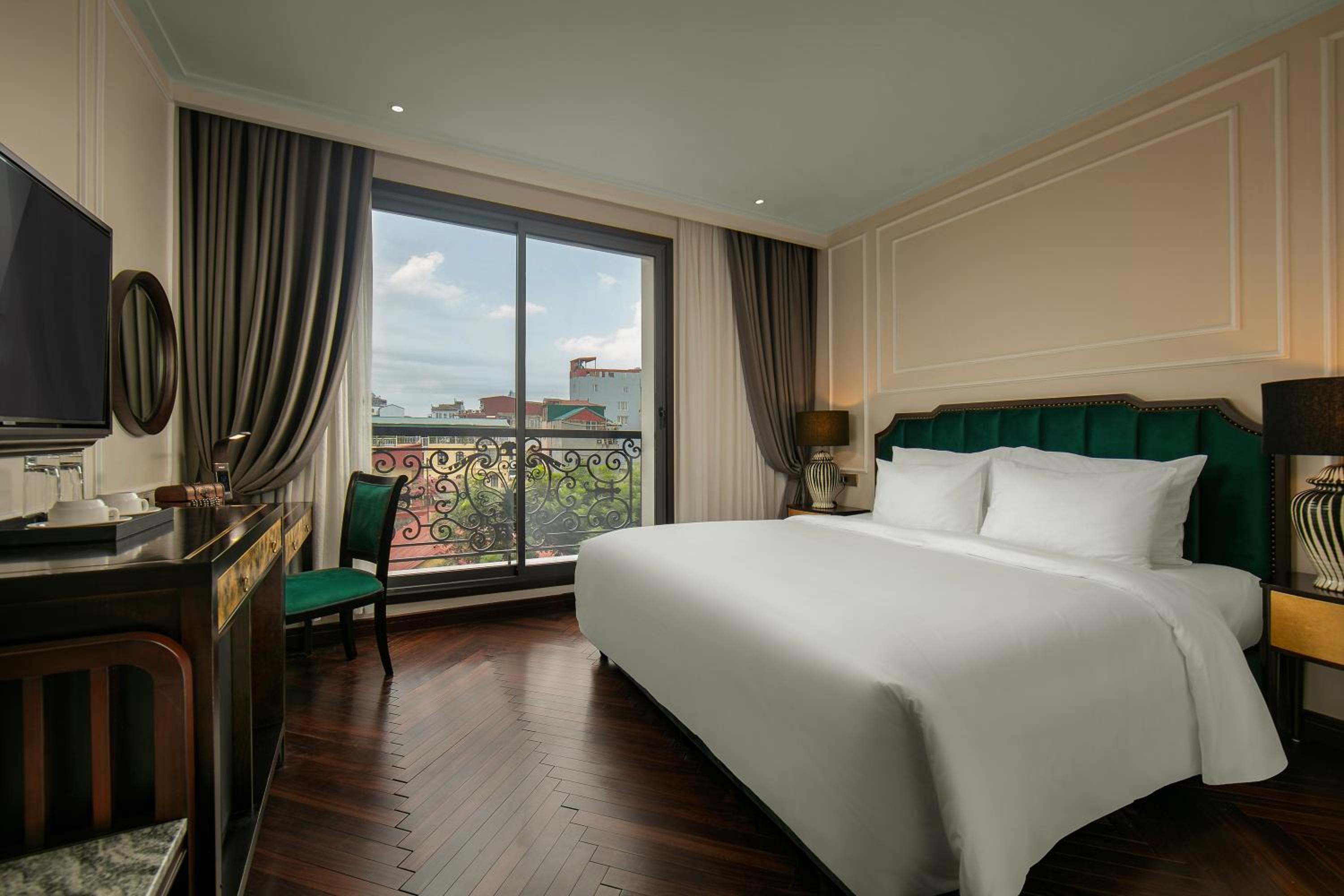 Honeymoon Suite City View