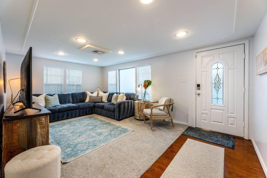 Five-Bedroom House photo 2