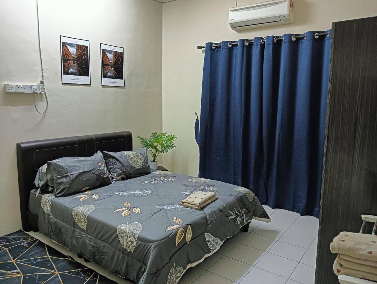 Three-Bedroom House photo 2