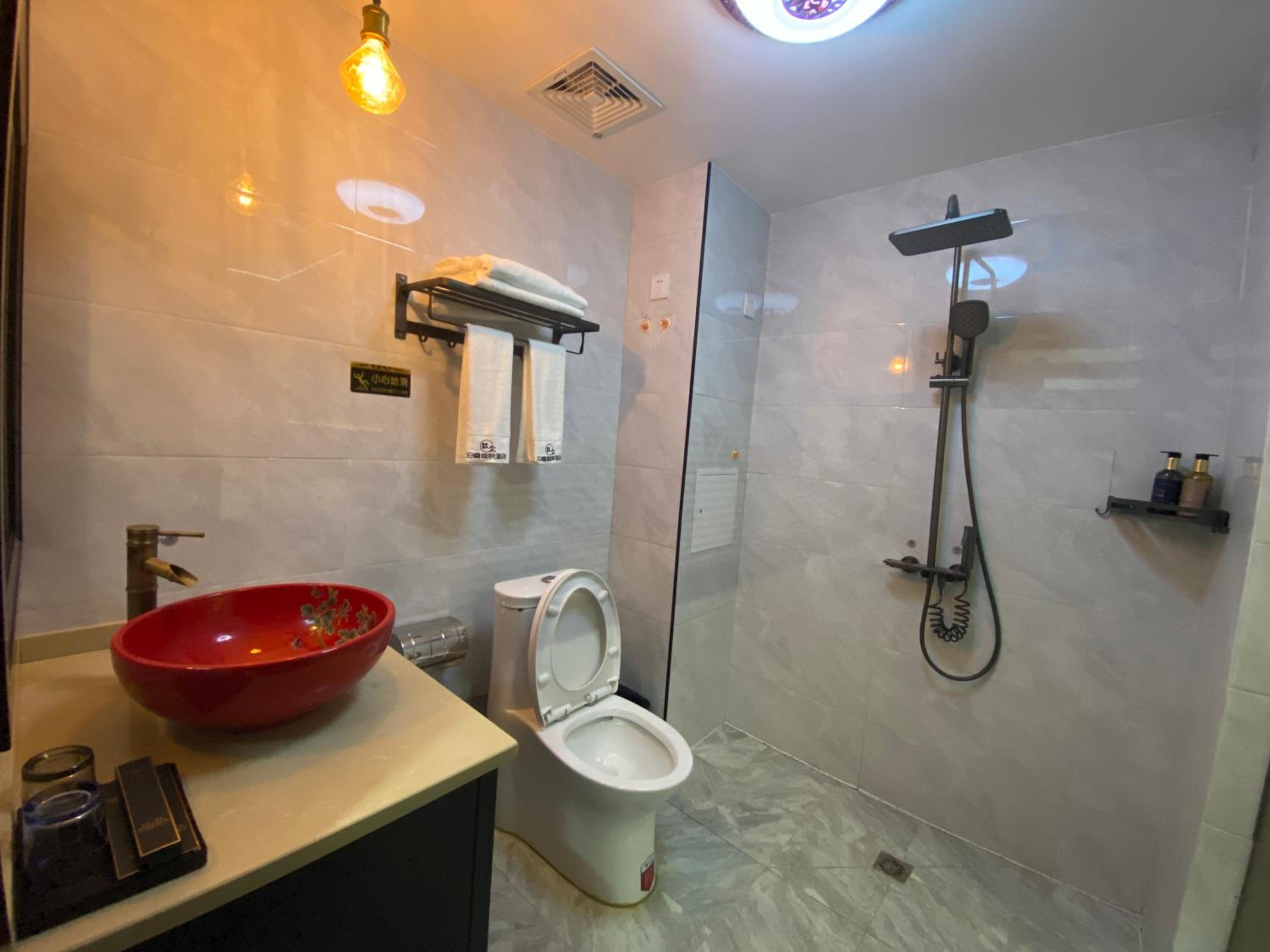 Warm King Room
