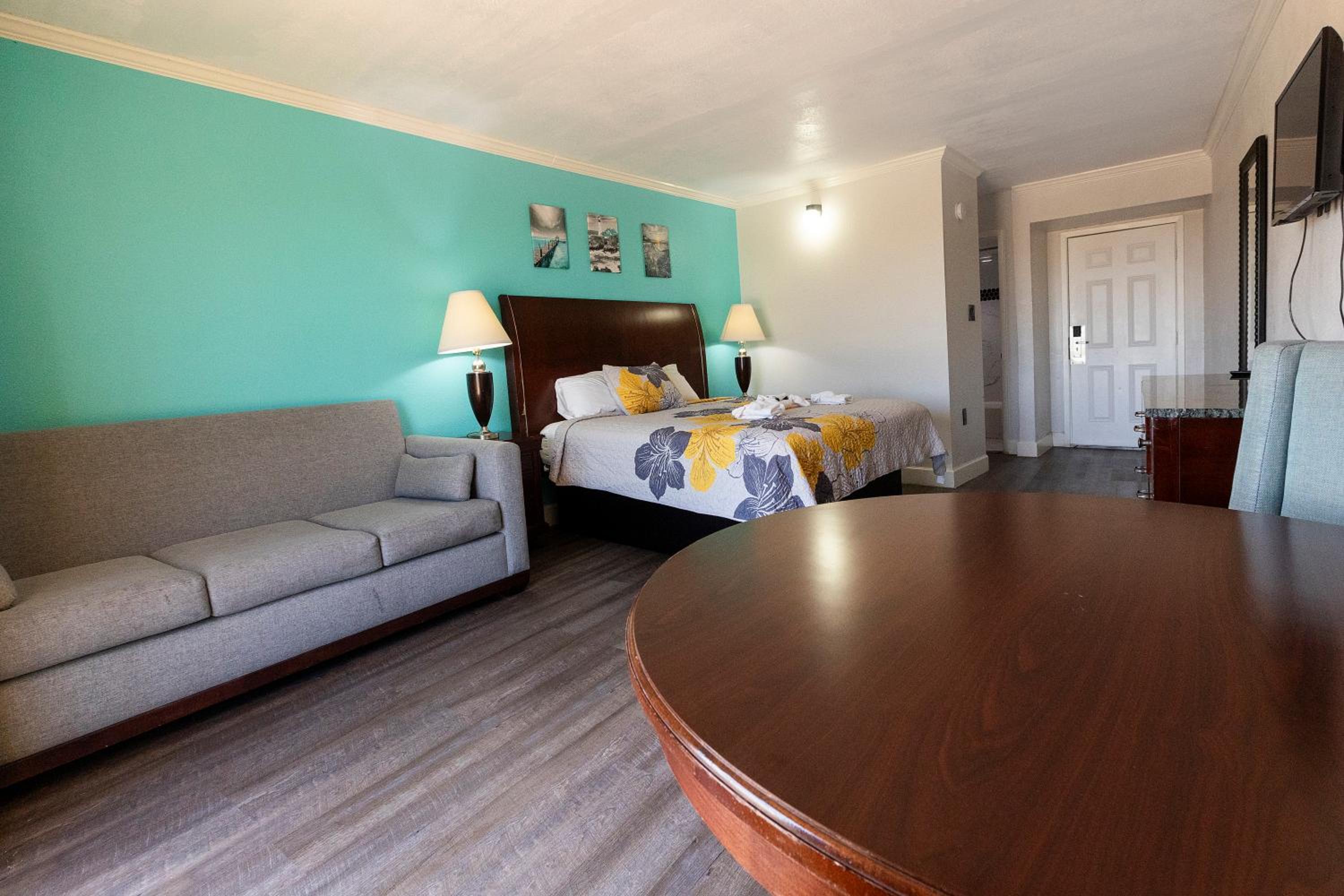 Deluxe King Room - Photo 7