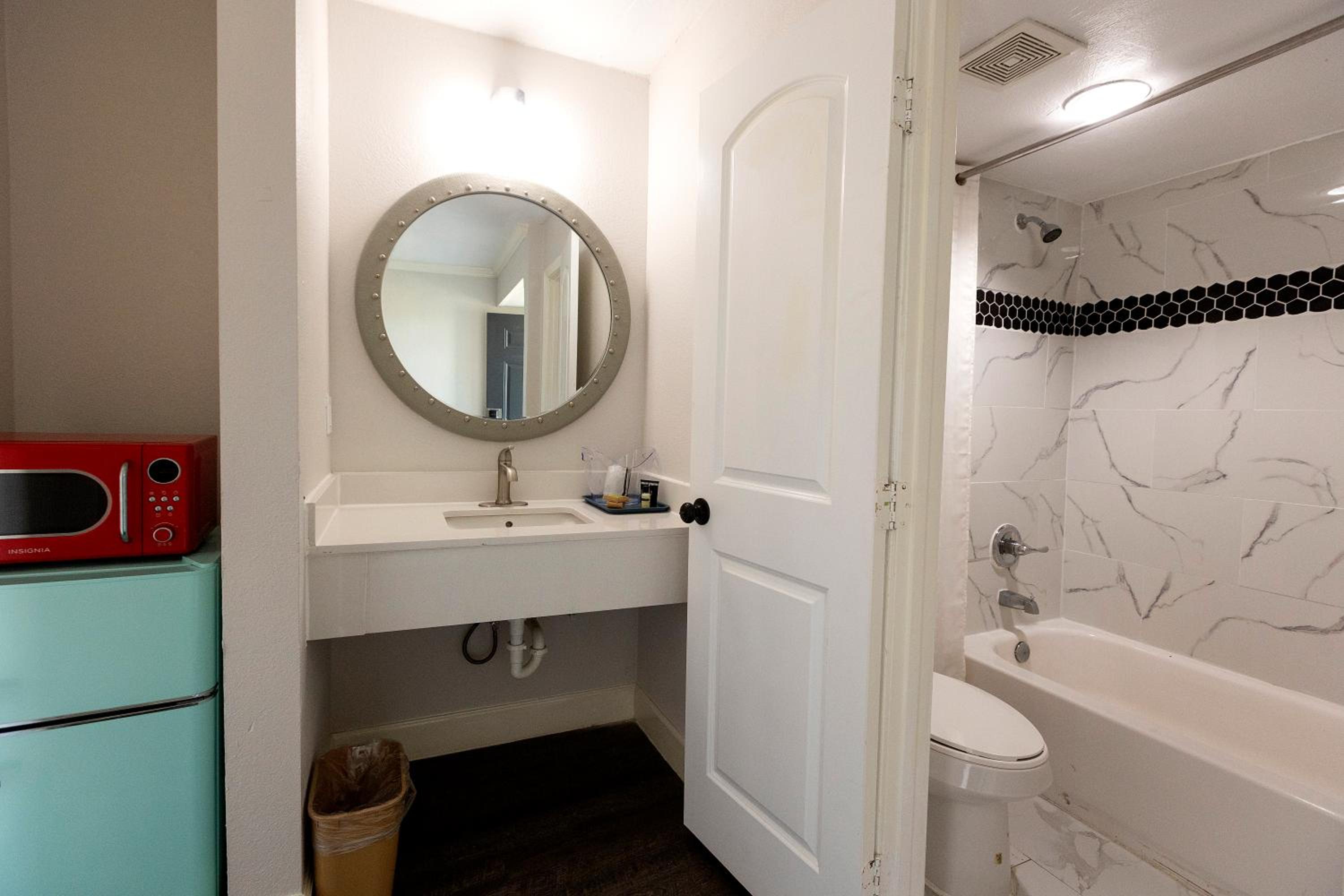 Deluxe King Room - Photo 3