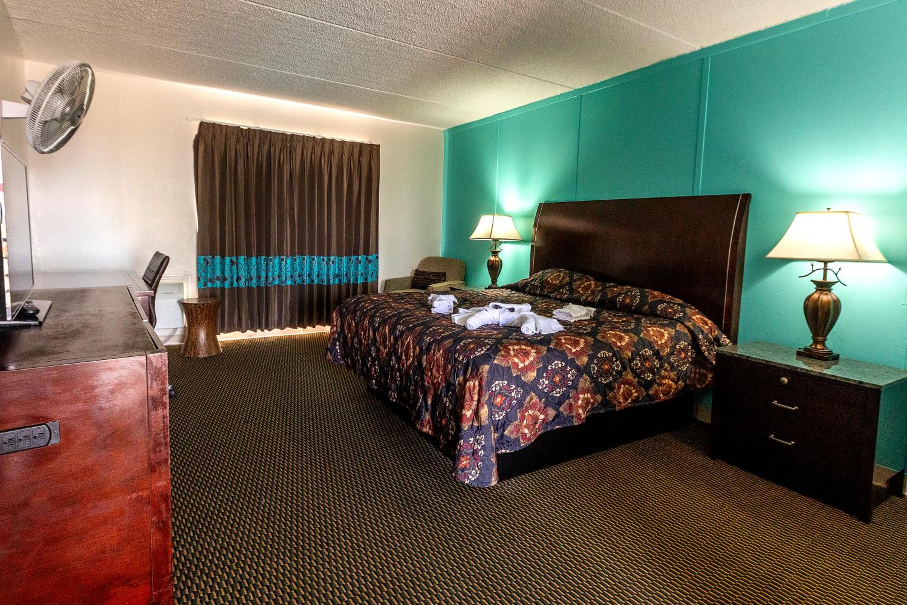 Standard King Room - Photo 5
