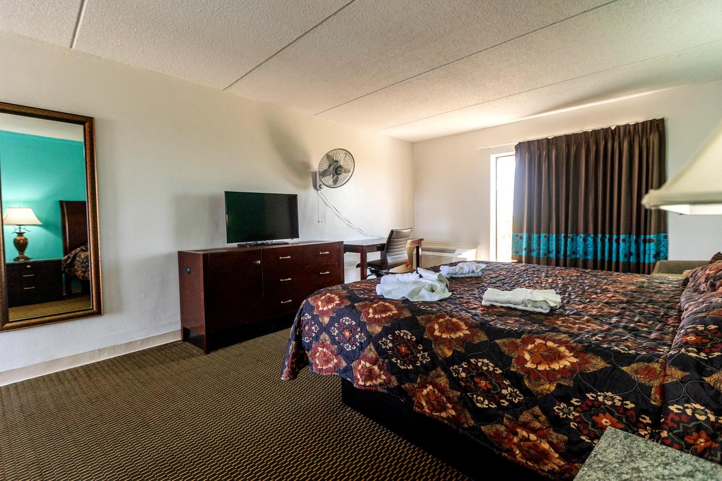 Standard King Room - Photo 7