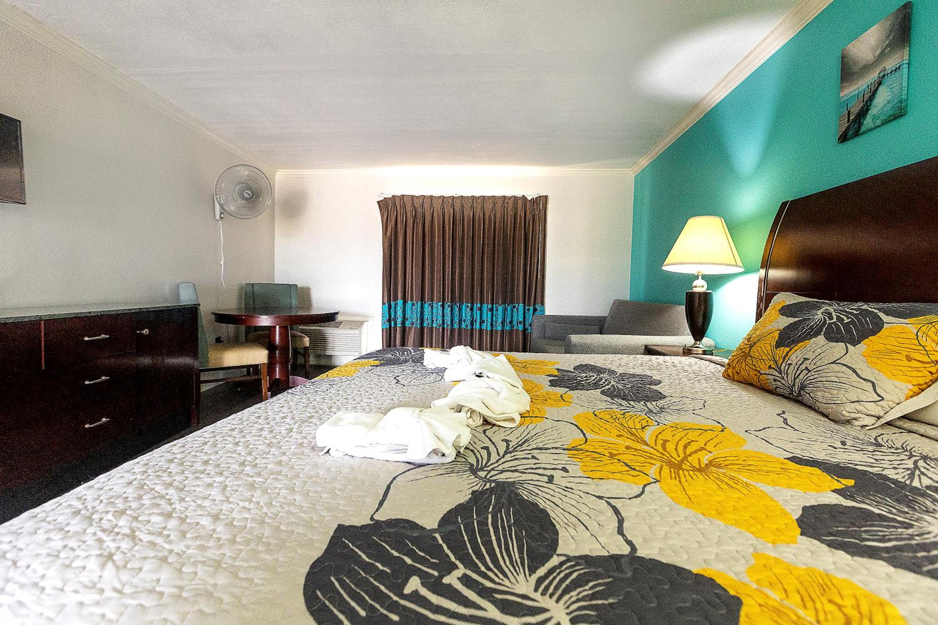 Deluxe King Room - Photo 2