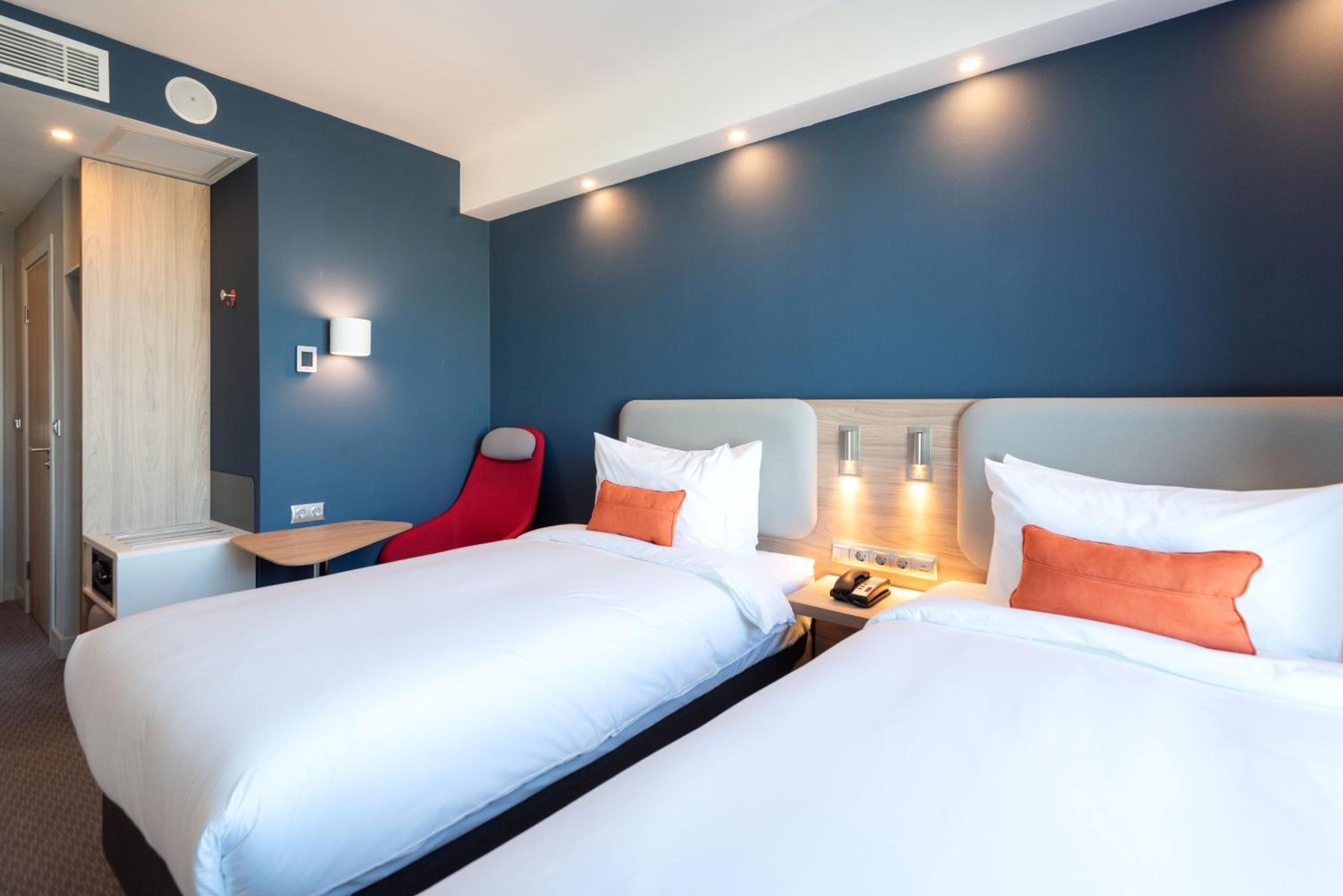 Standard Twin Room with Free Breakfast - Photo 9