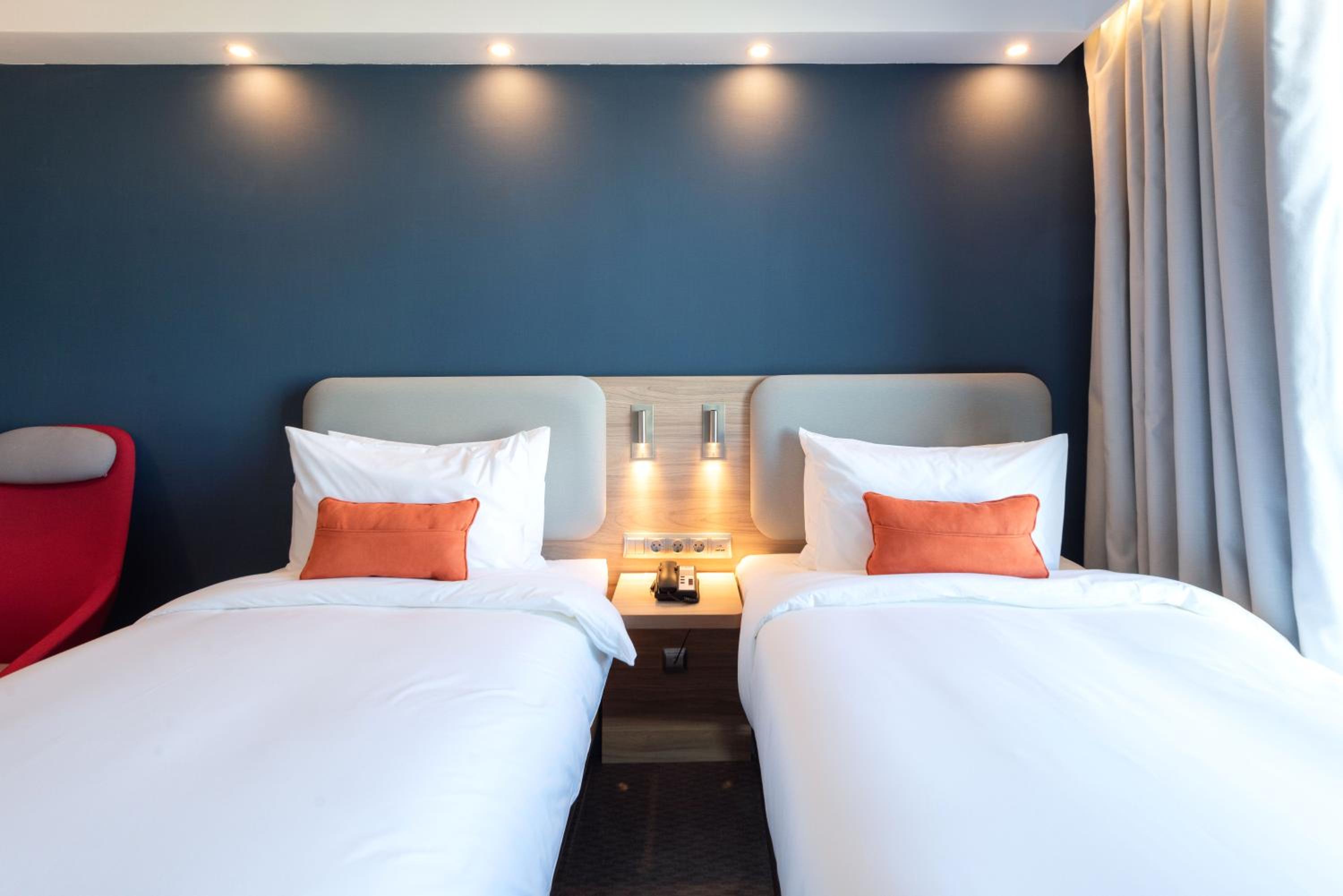 Standard Twin Room with Free Breakfast - Photo 13