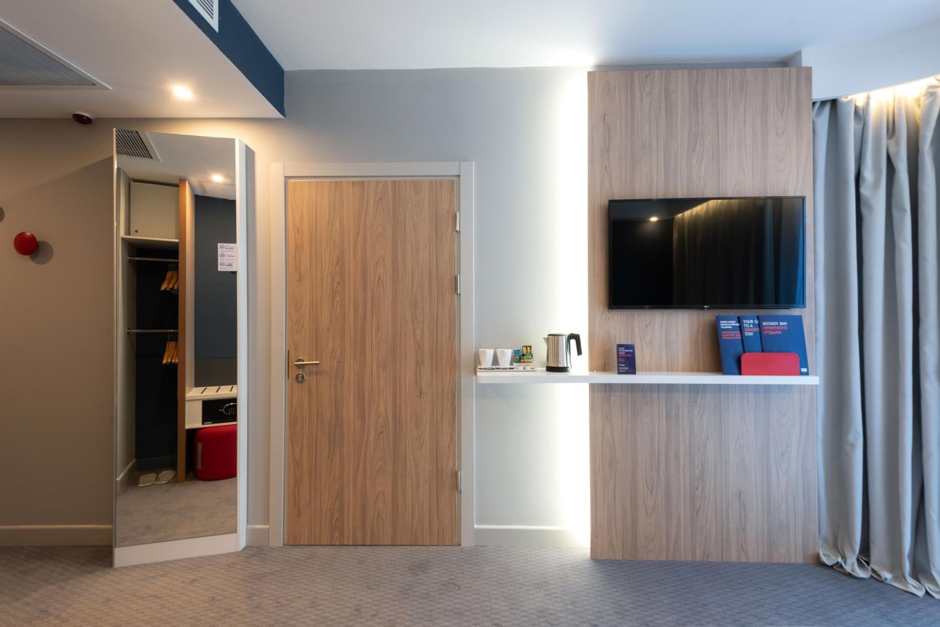 Standard Queen Room - Accessible with Free Breakfast - Photo 16