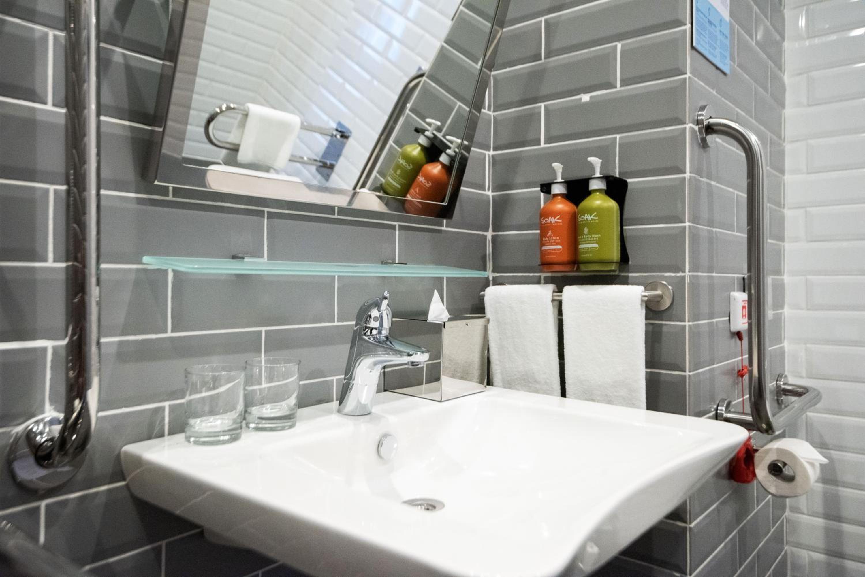 Standard Queen Room - Accessible with Free Breakfast - Photo 15