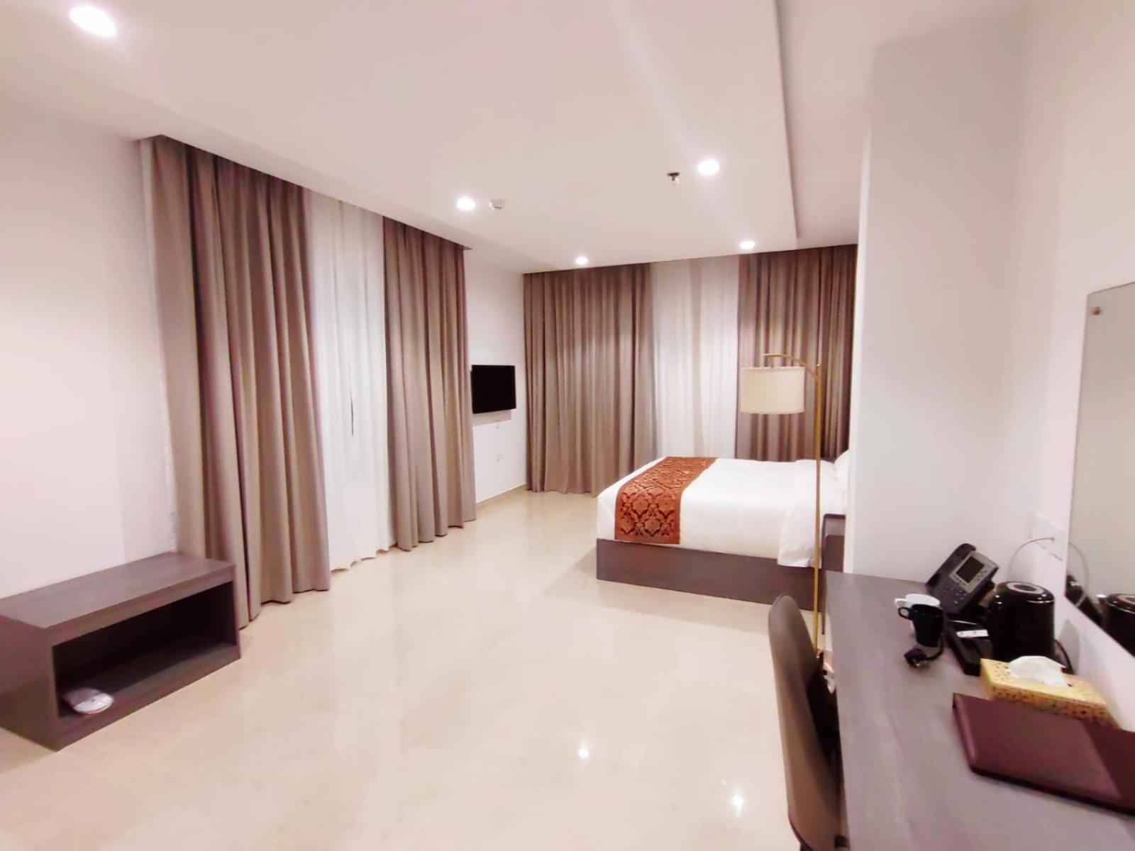Deluxe King Room - Photo 2