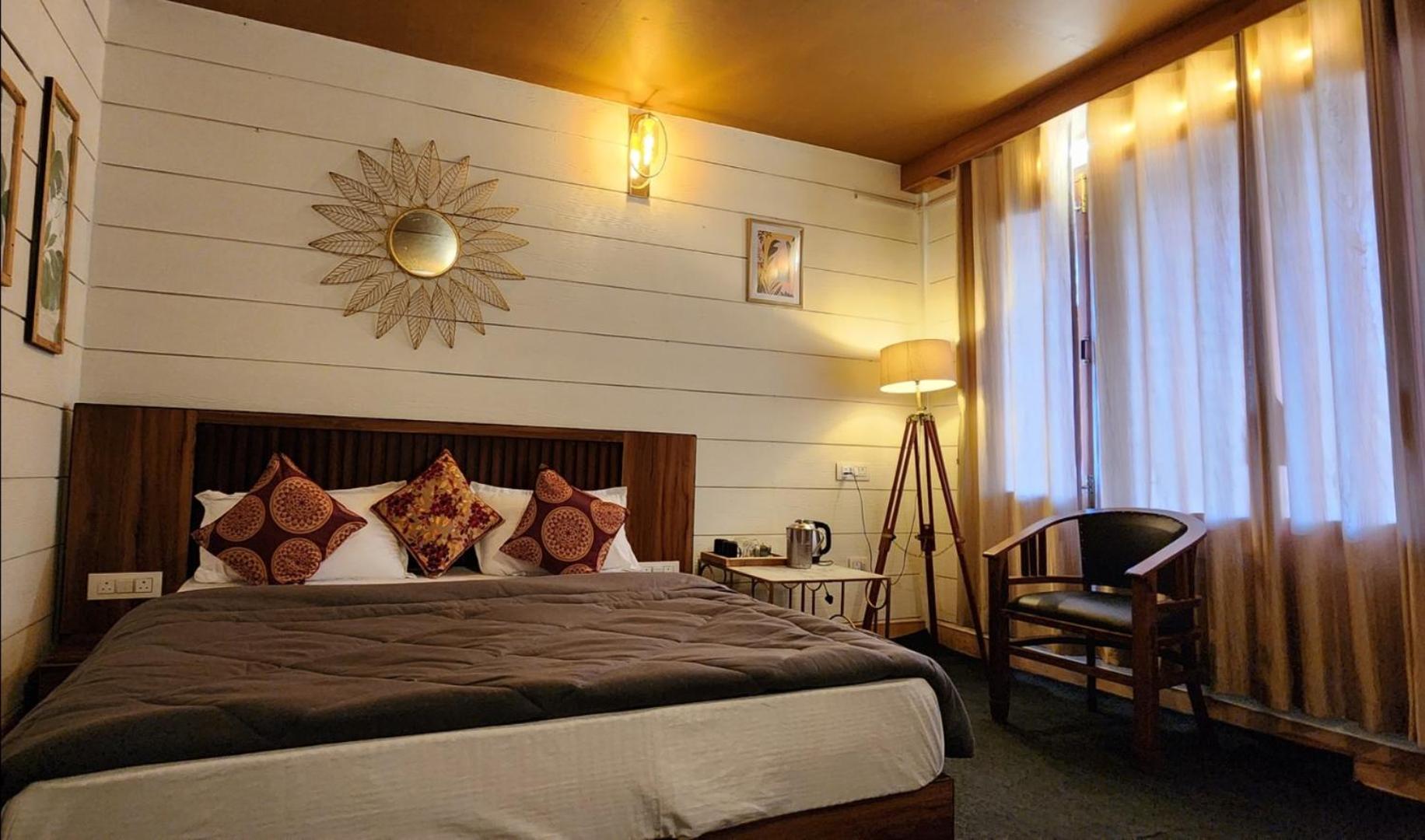 Deluxe Double Room with Balcony photo 3