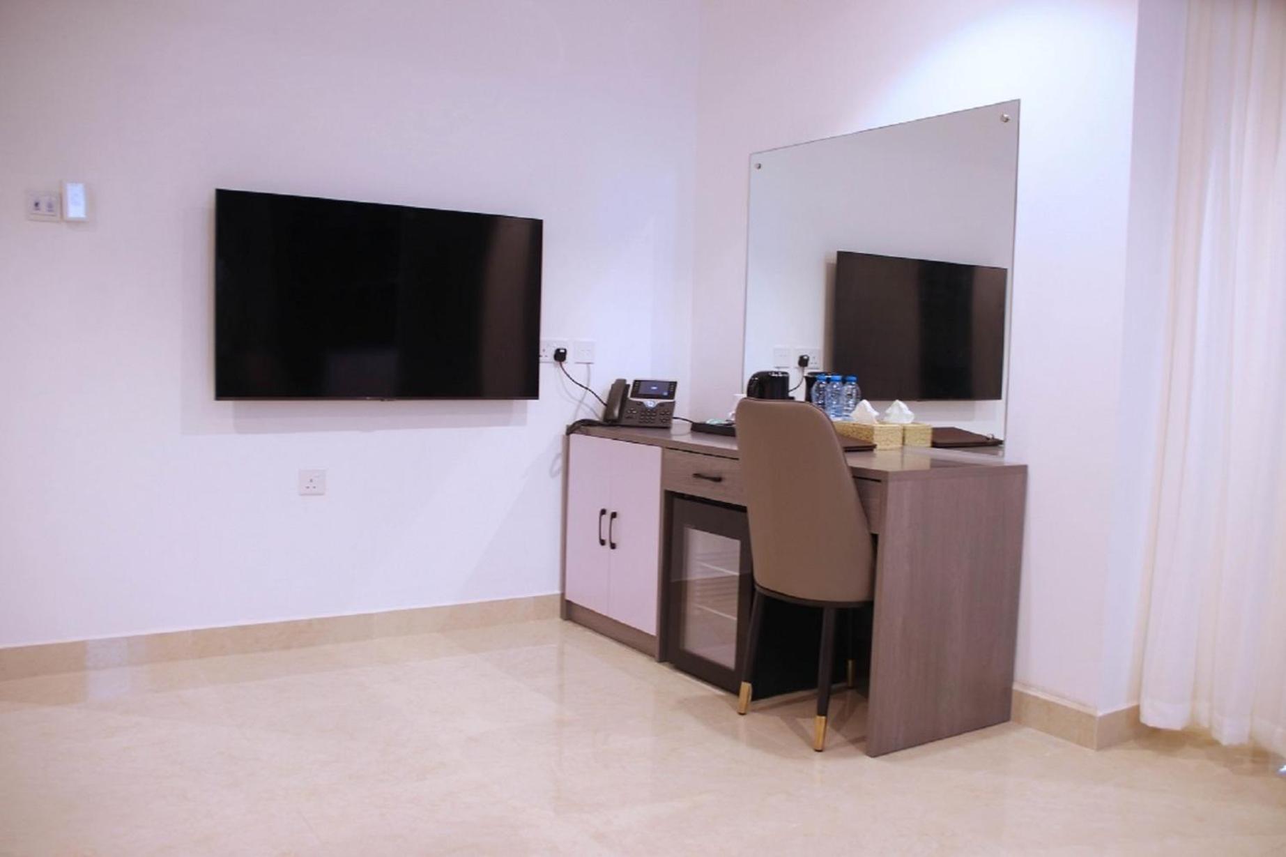 Deluxe King Room - Photo 4